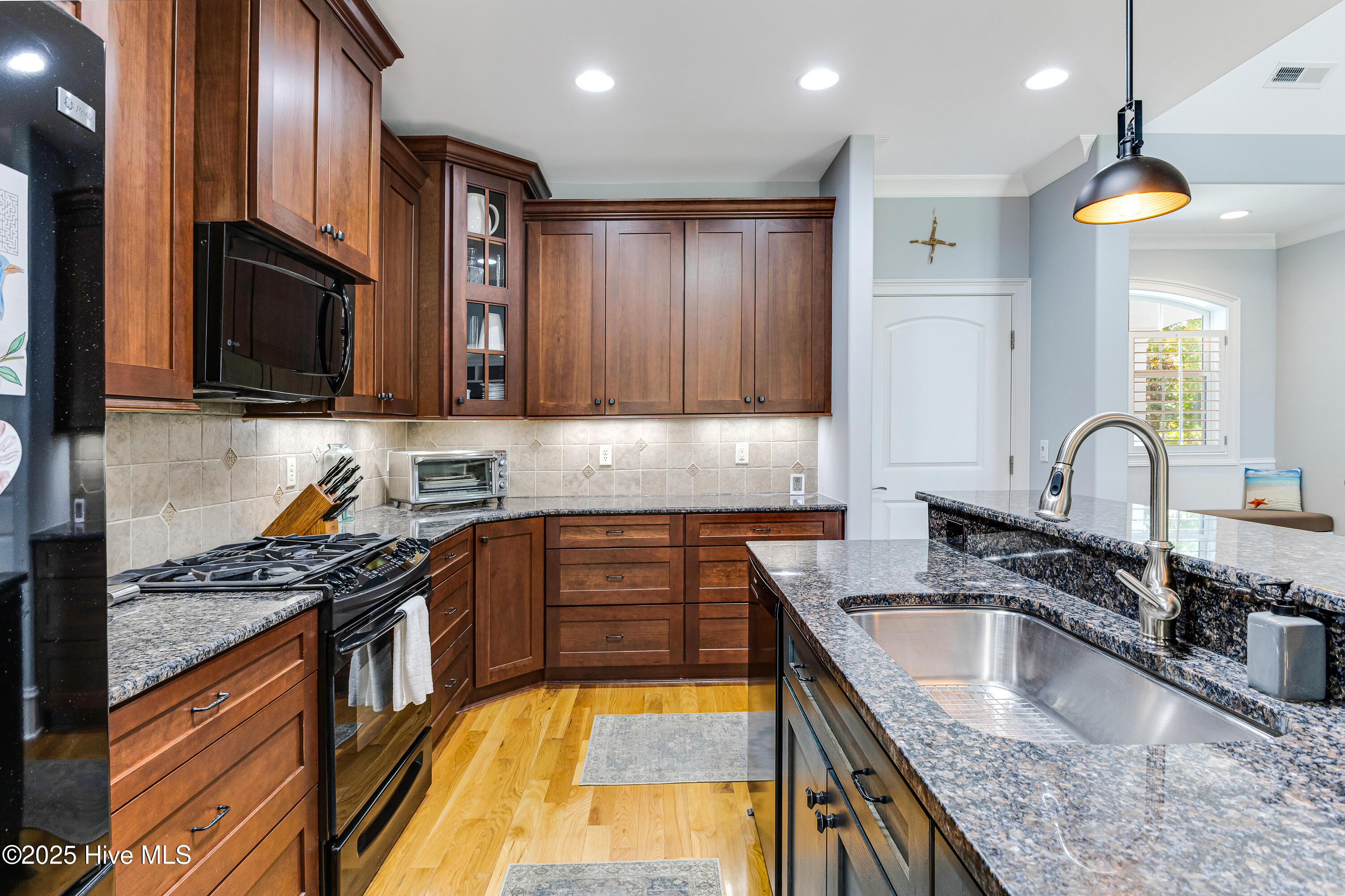 100519190 | Photo 12