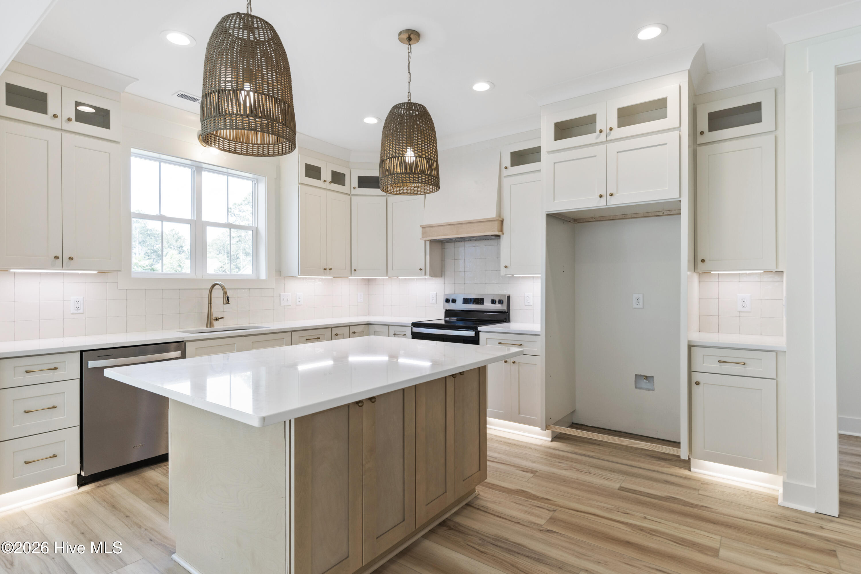 100553830 | Photo 17