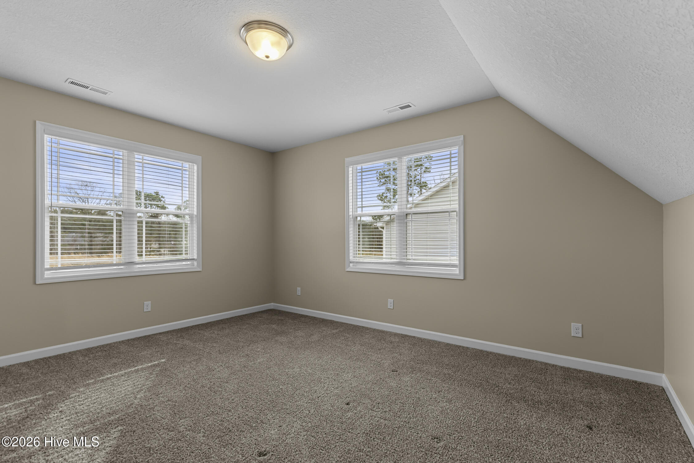 100548143 | Photo 33