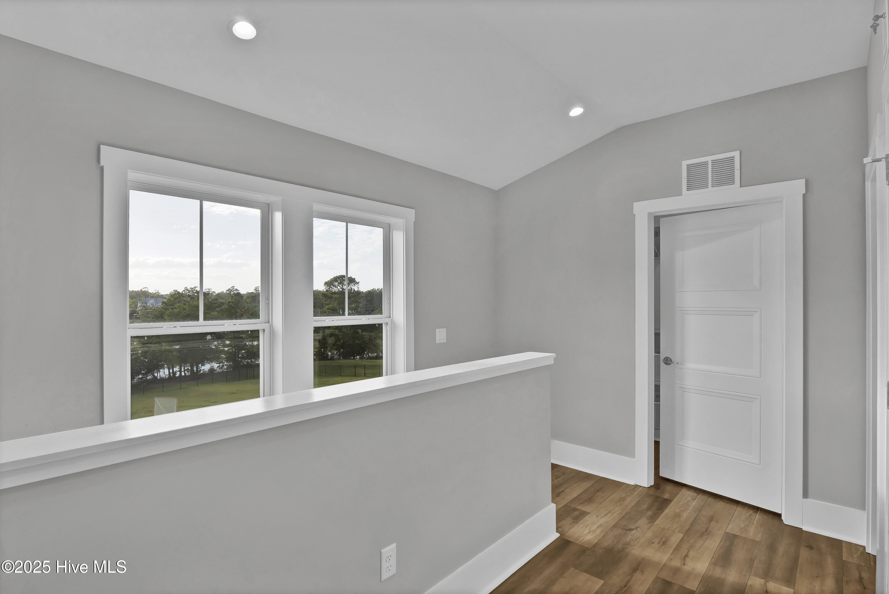 100534317 | Photo 42