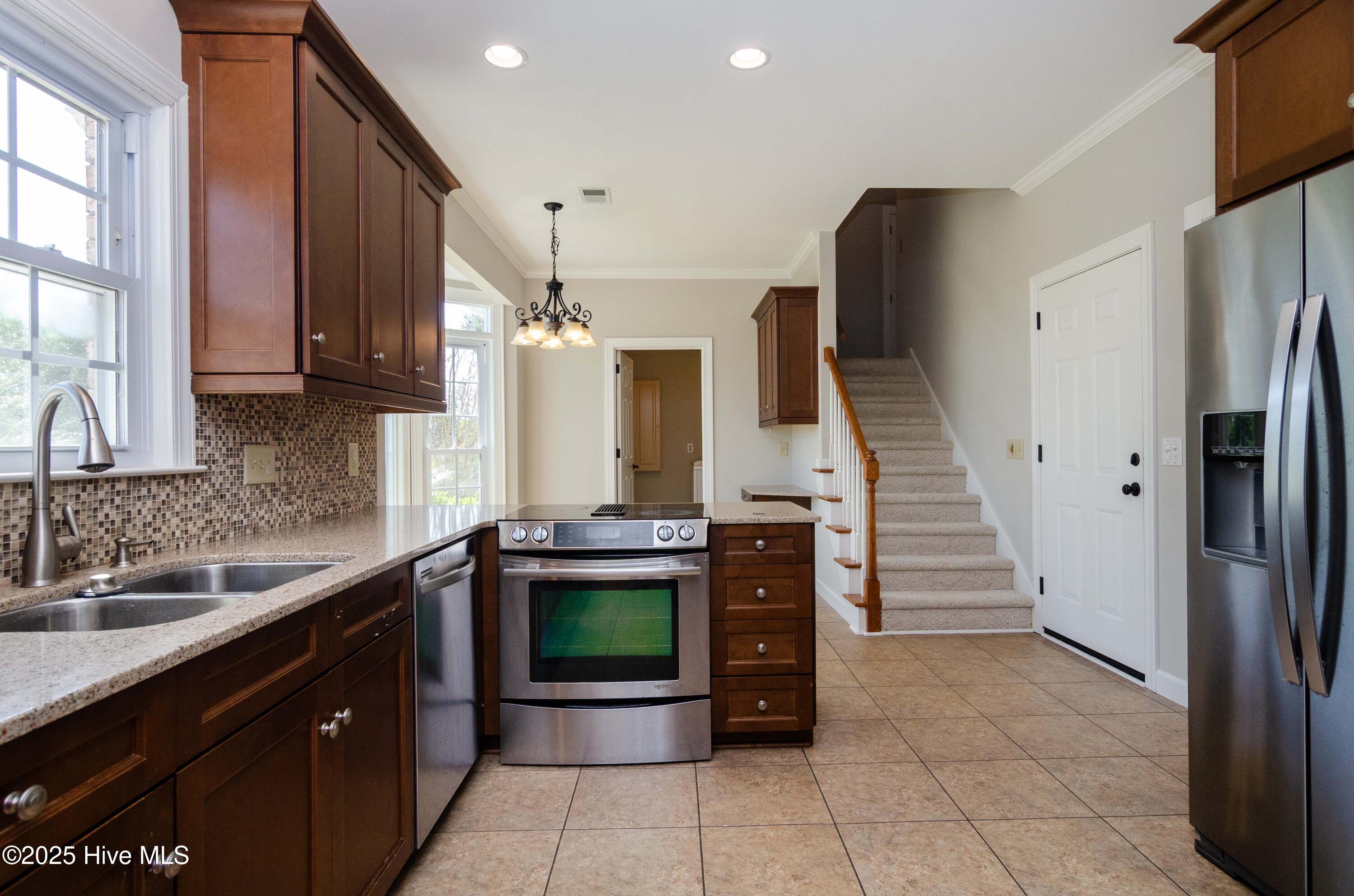 100516965 | Photo 14