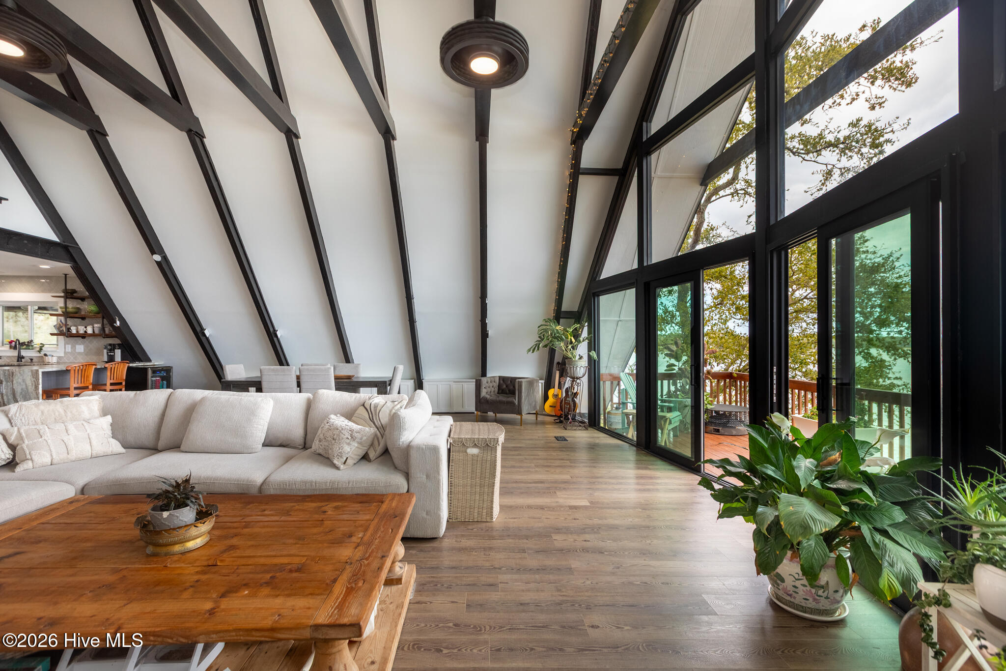 100565718 | Photo 17