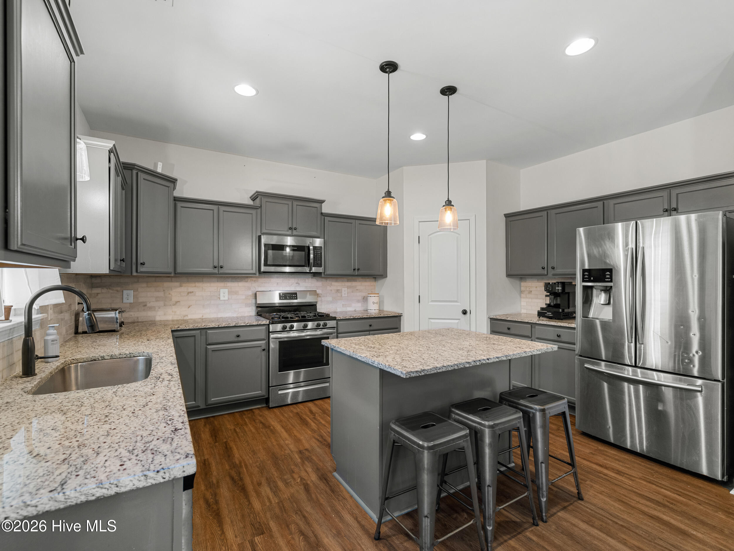 100570237 | Photo 38