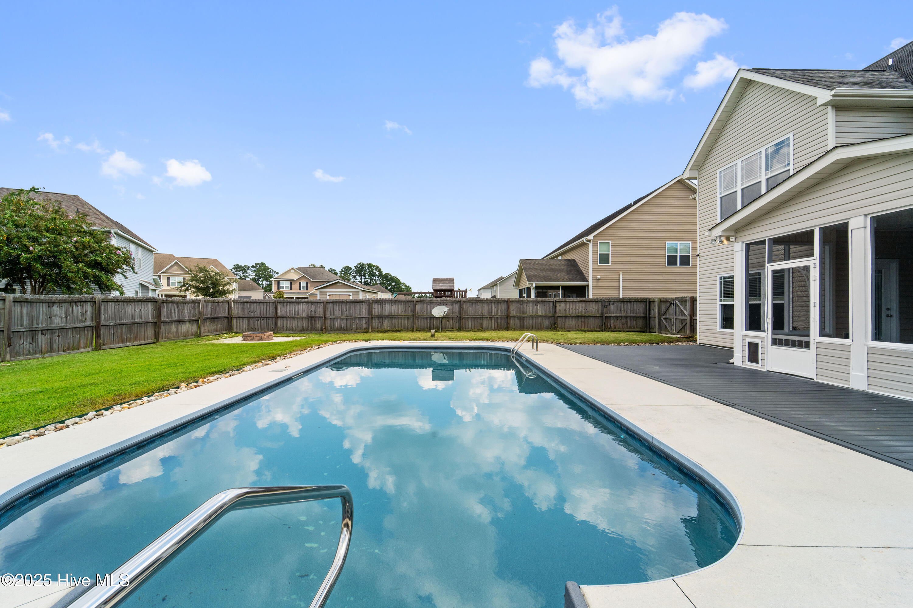 100525842 | Photo 76