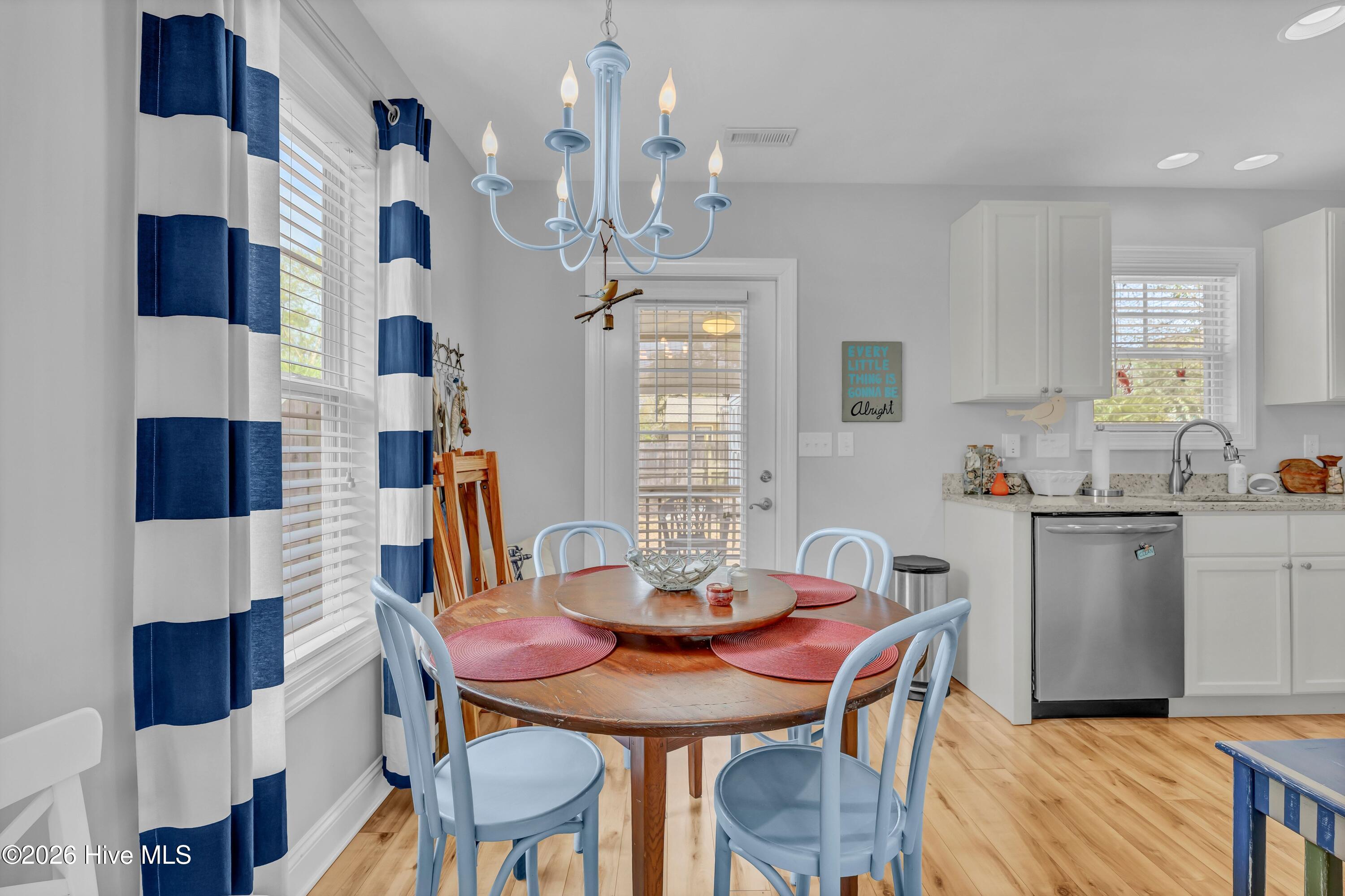 100565000 | Photo 12