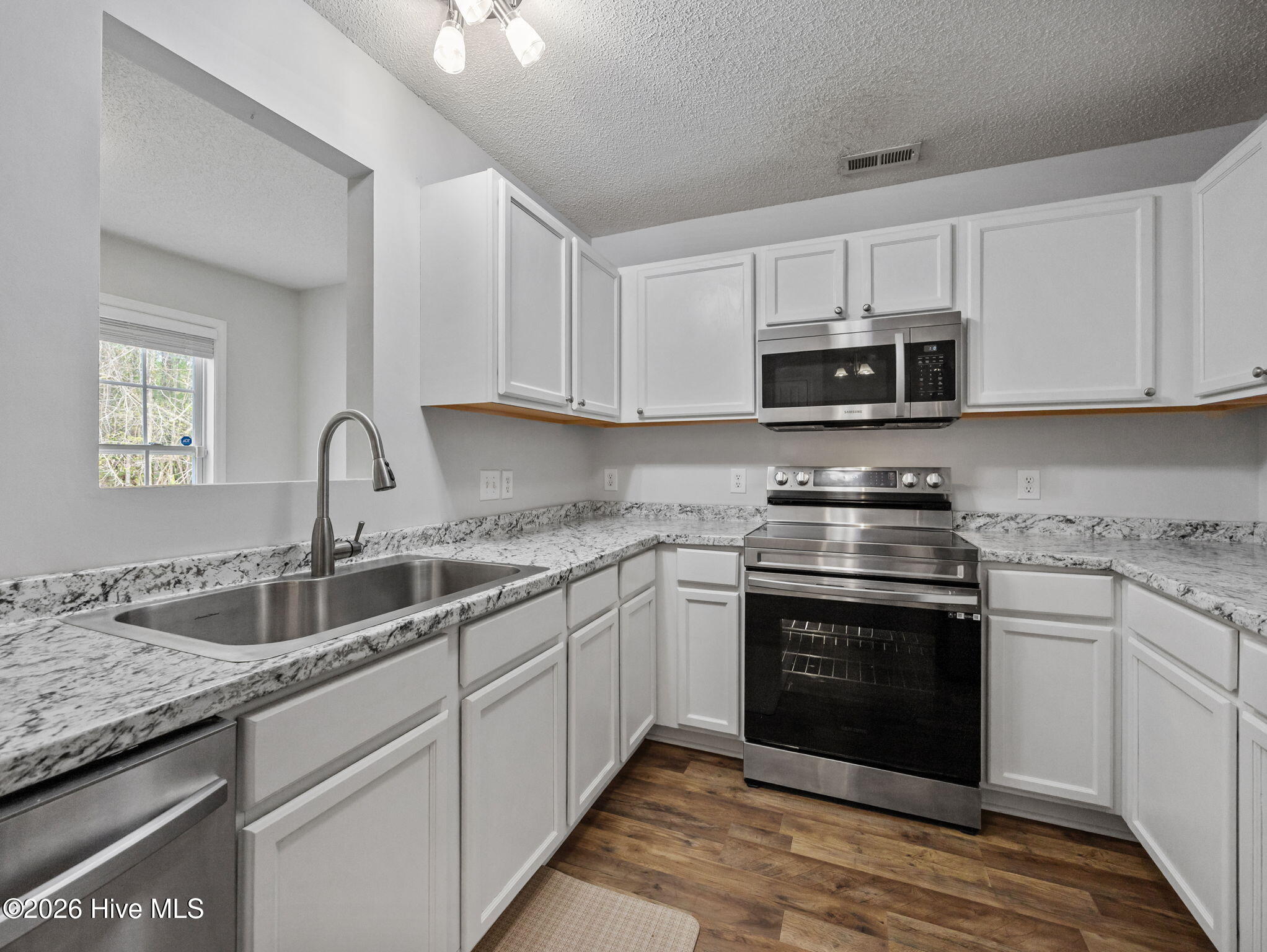 100565489 | Photo 11