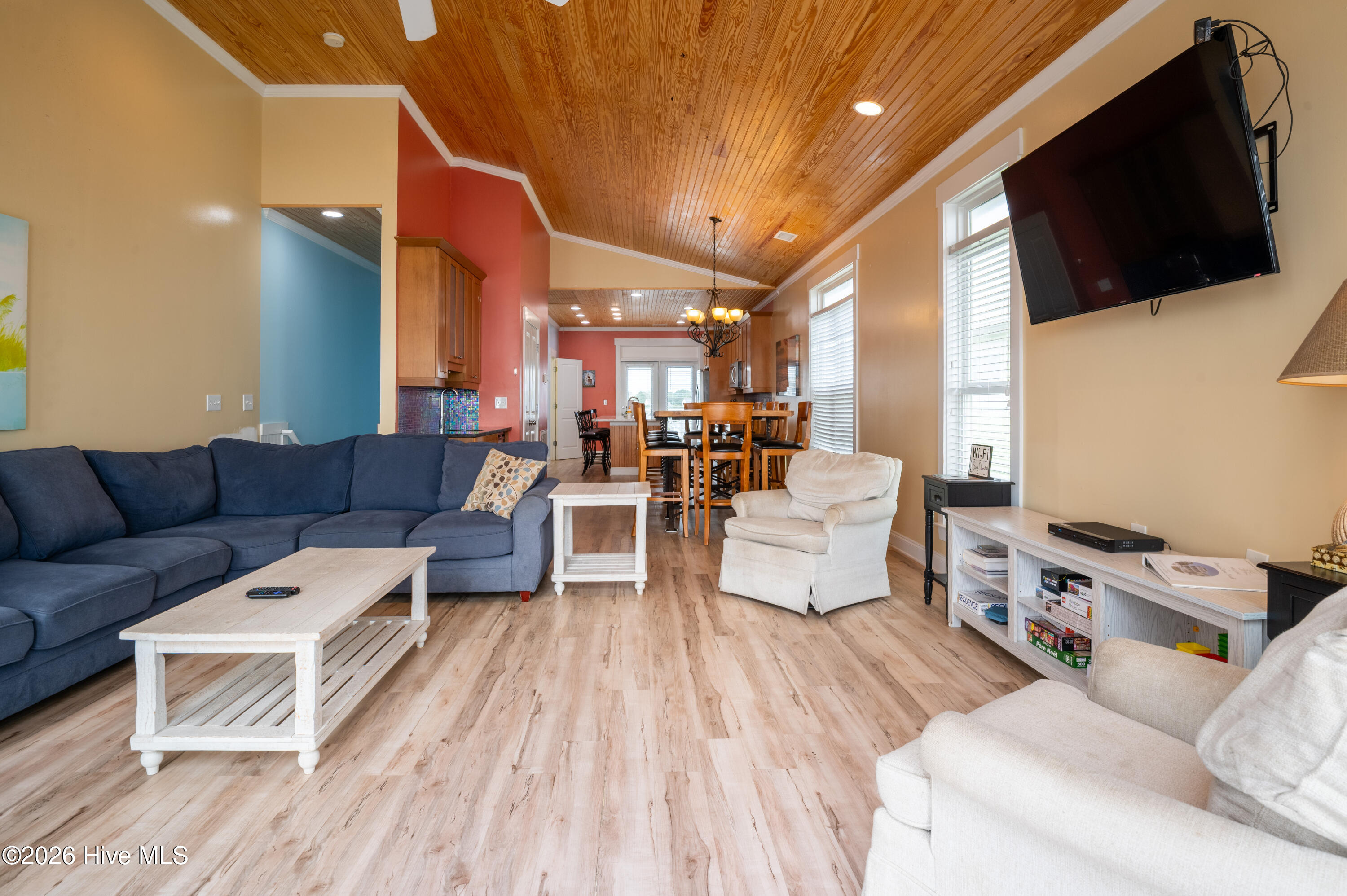 100550825 | Photo 10