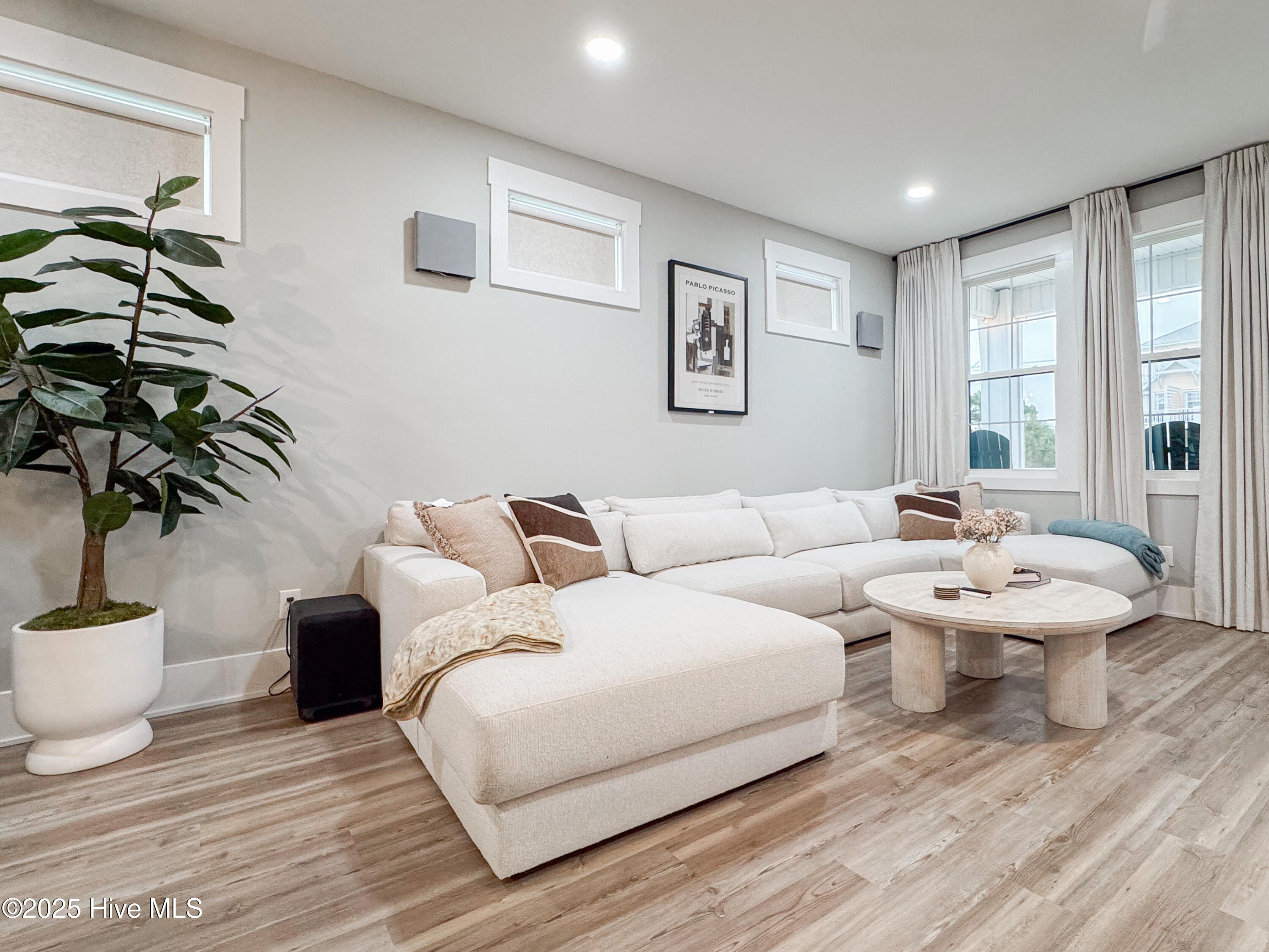 100537870 | Photo 22