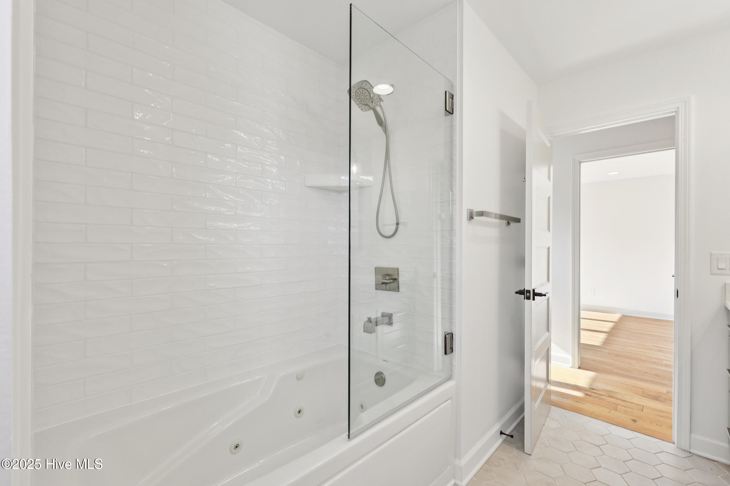 100518550 | Photo 27