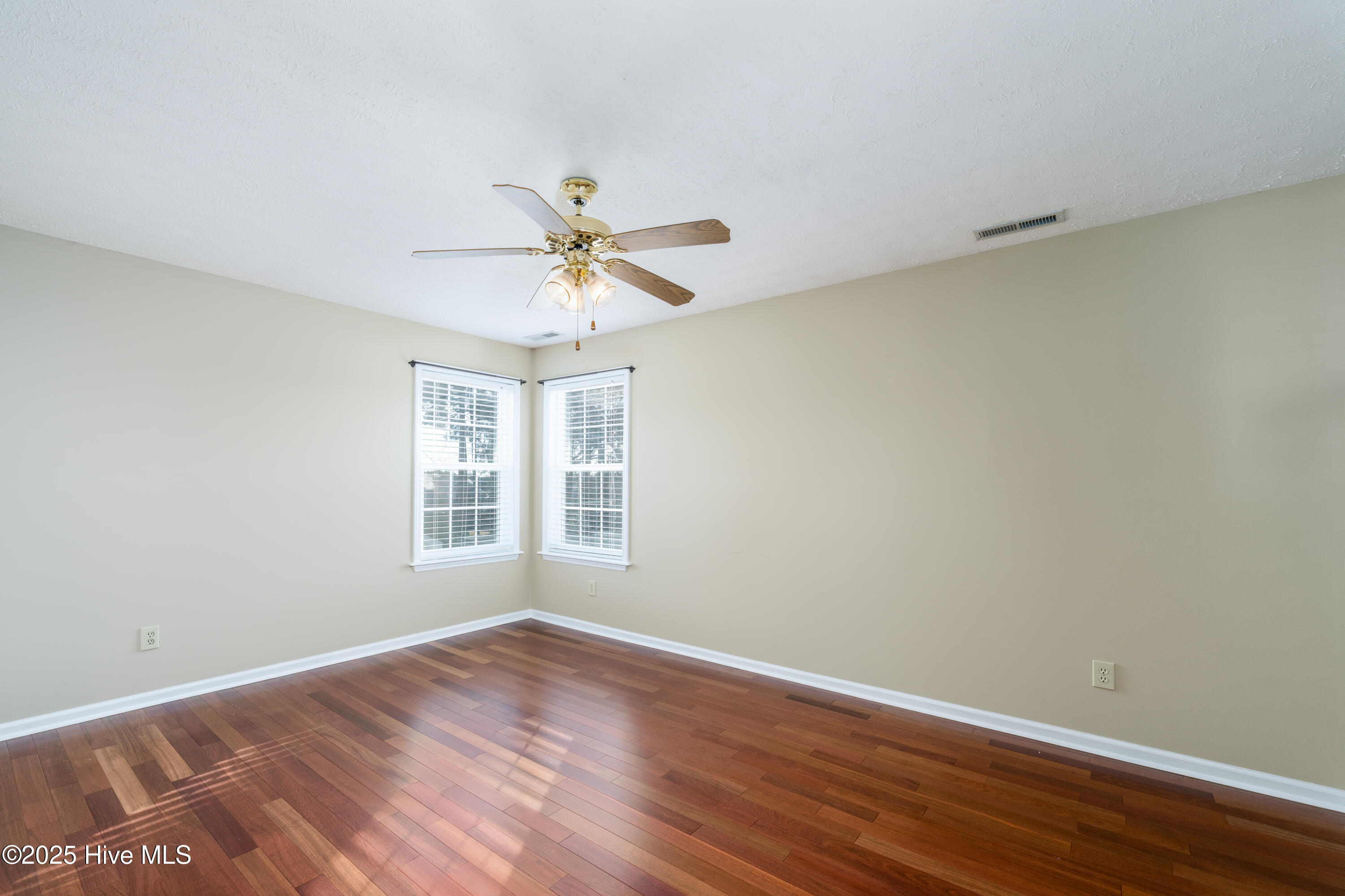 100547414 | Photo 43