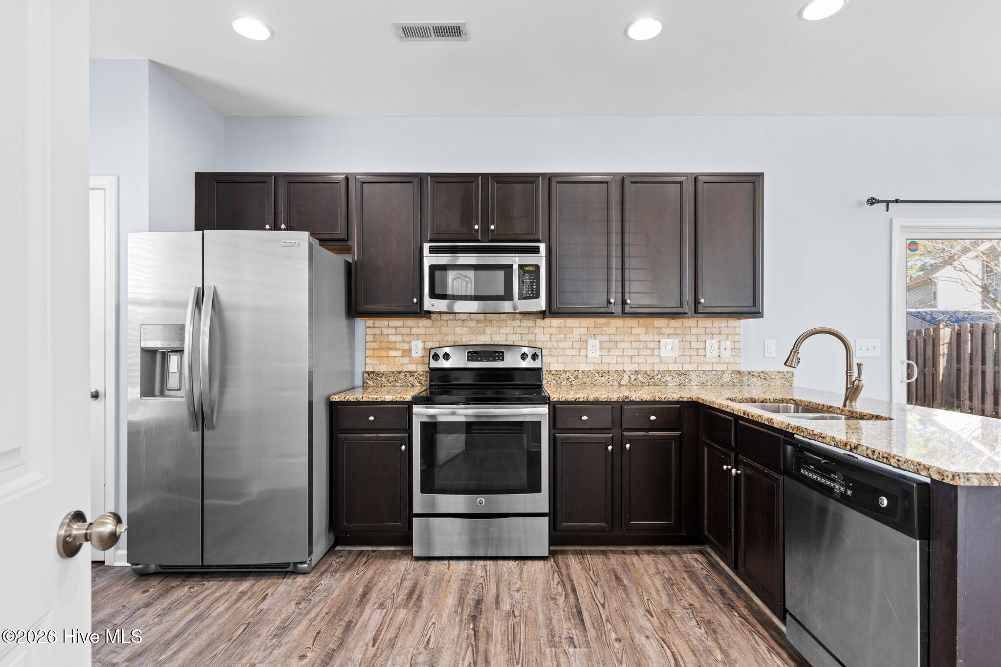 100548776 | Photo 11