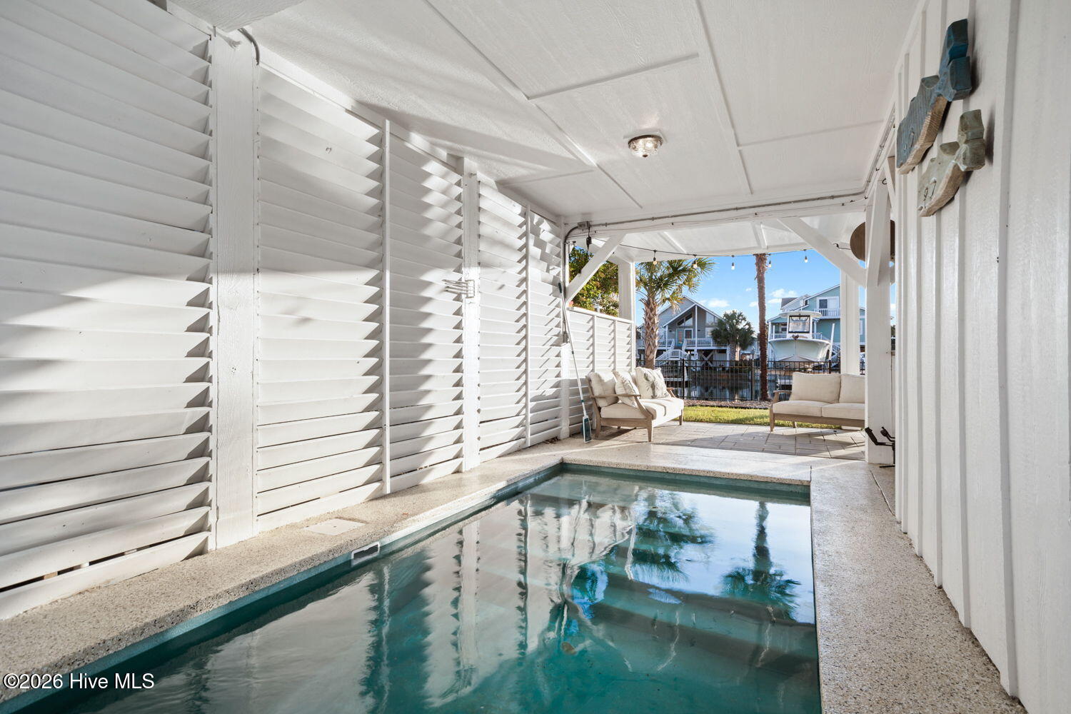 100569670 | Photo 53