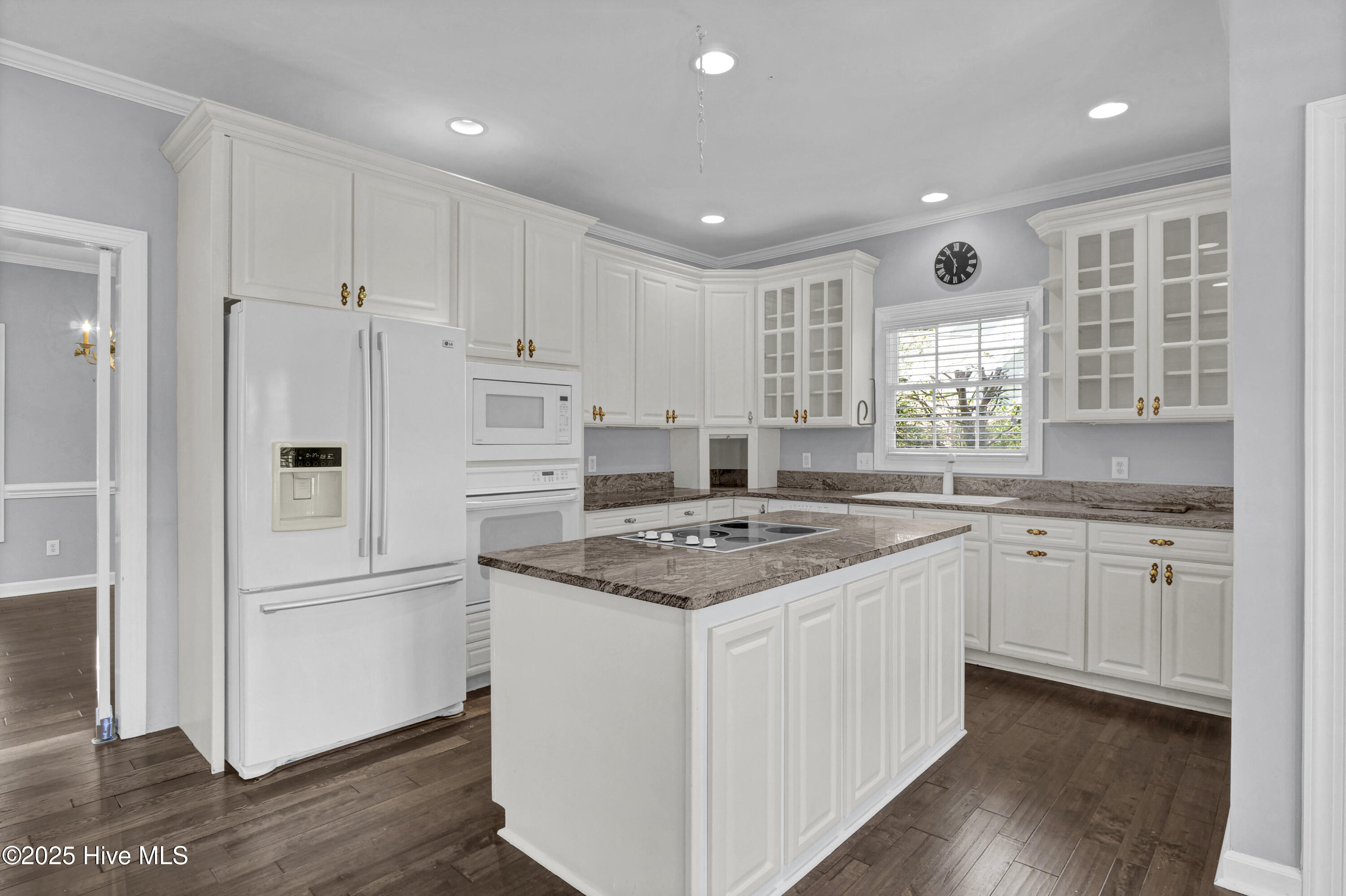 100556880 | Photo 14