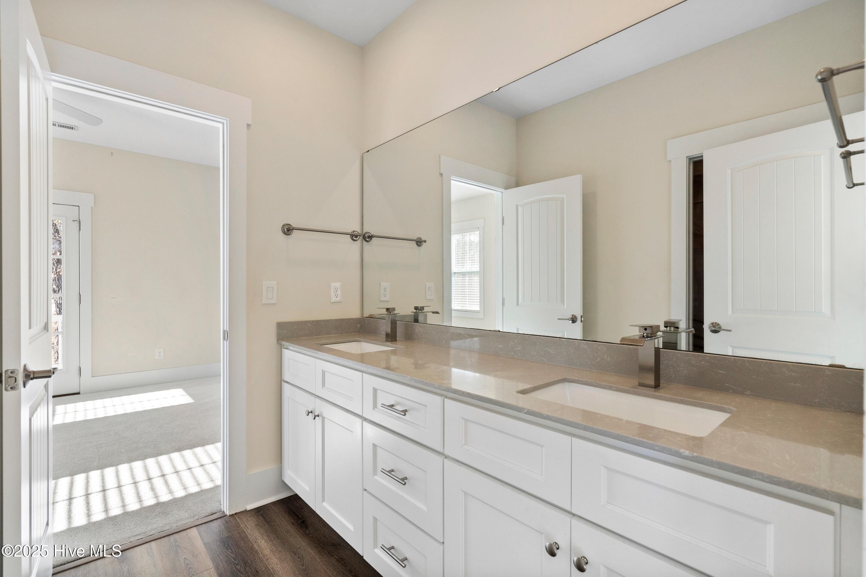 100544817 | Photo 32