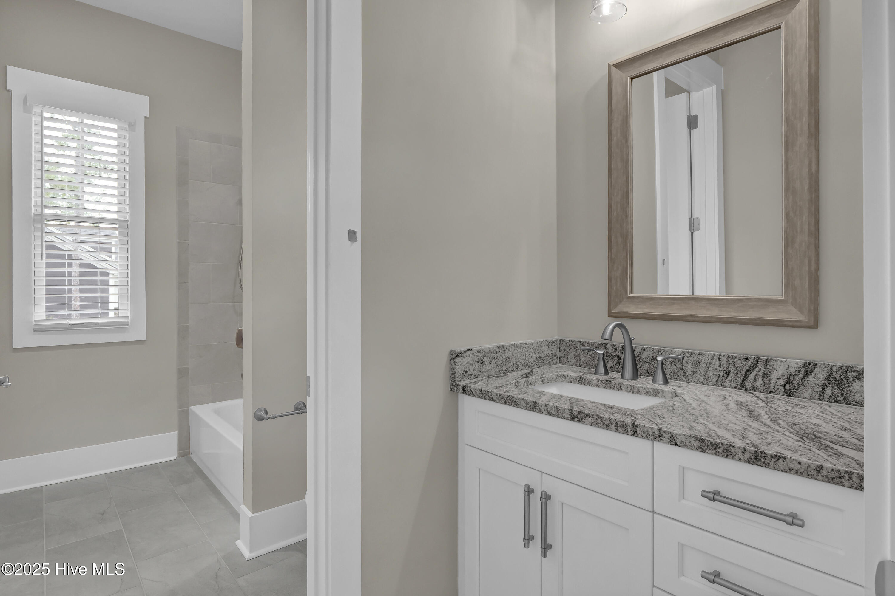 100531256 | Photo 22