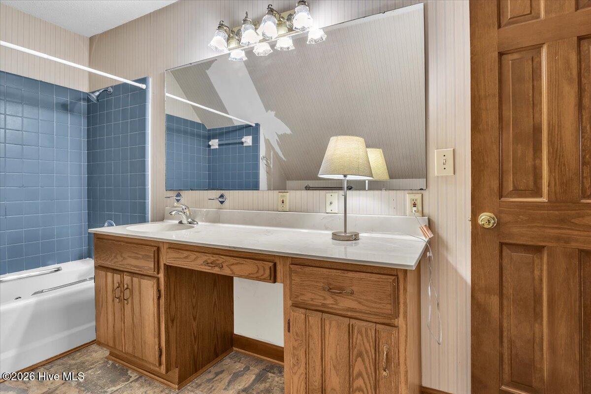 100565591 | Photo 57