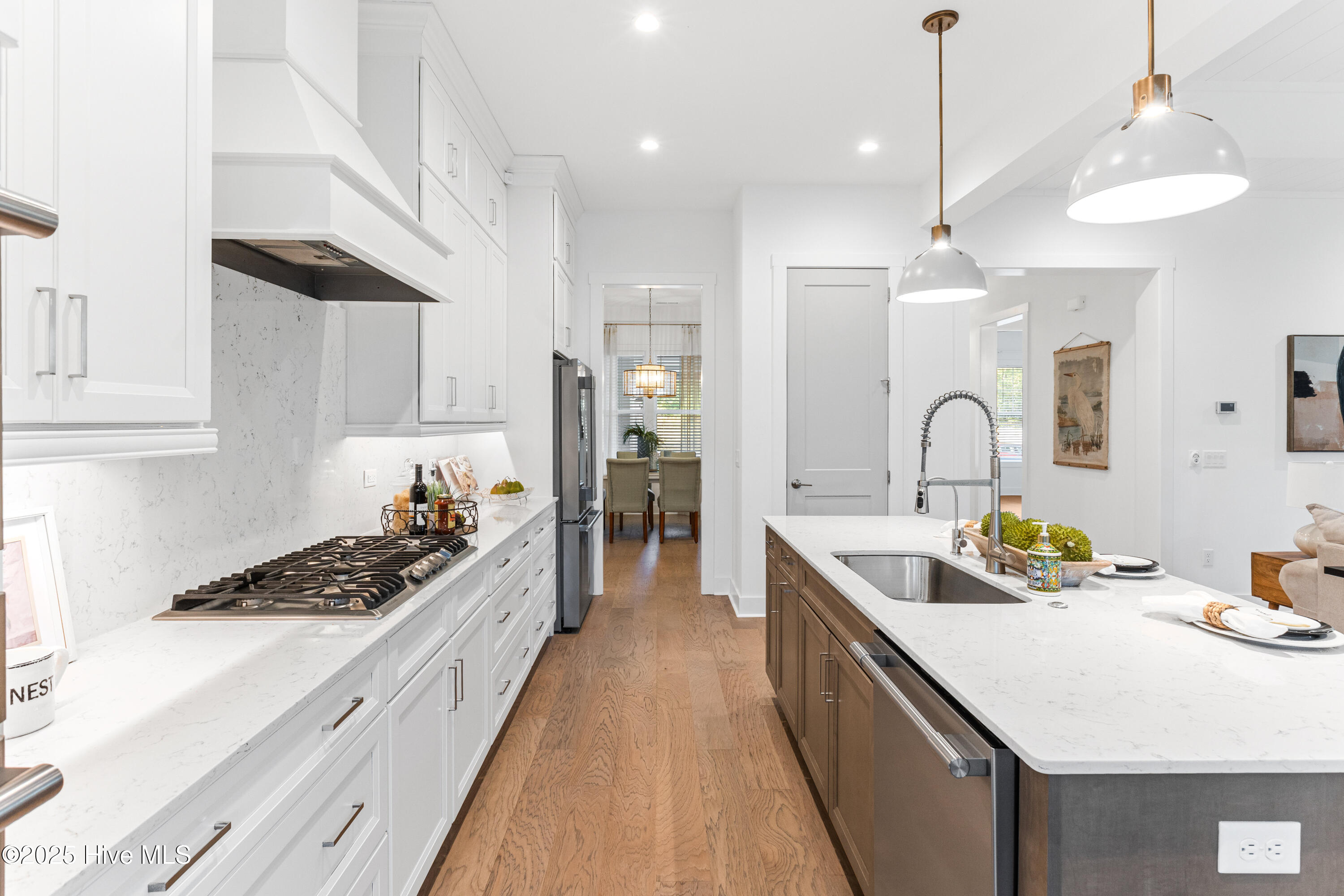 100537930 | Photo 19