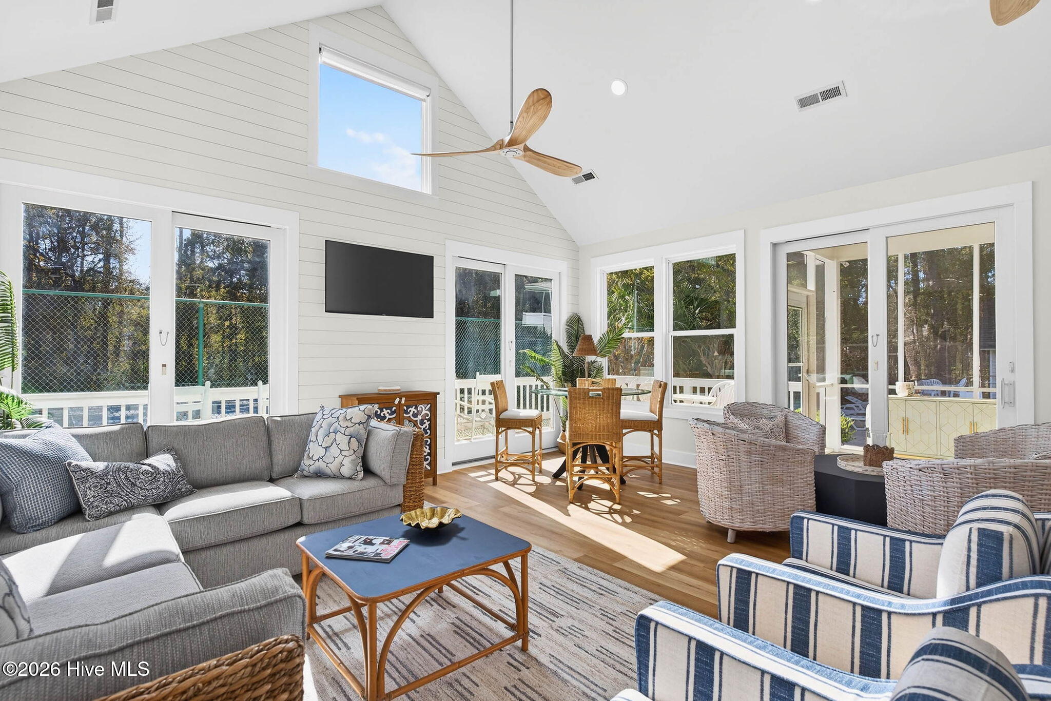 100564993 | Photo 65