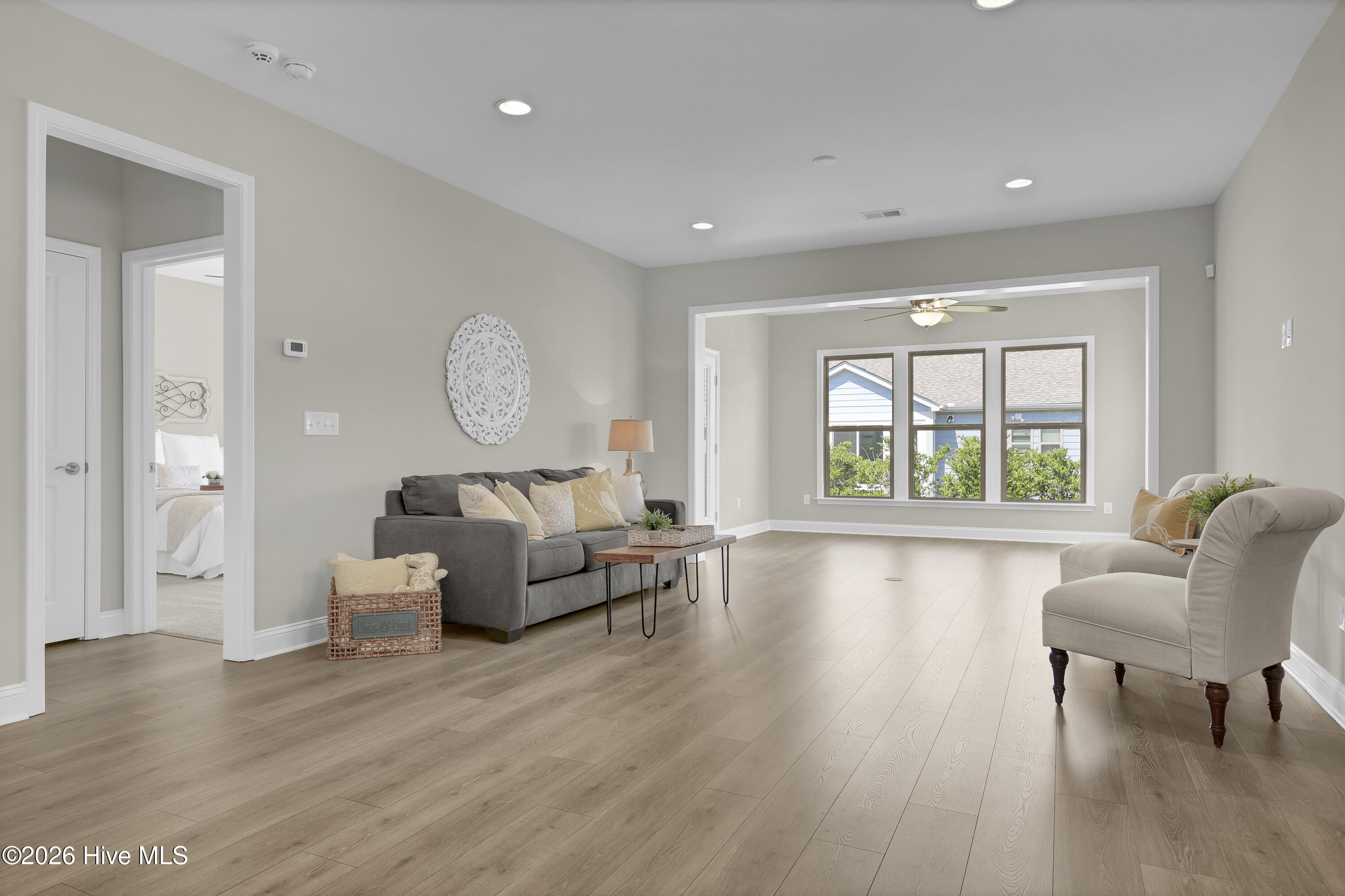 100567827 | Photo 14