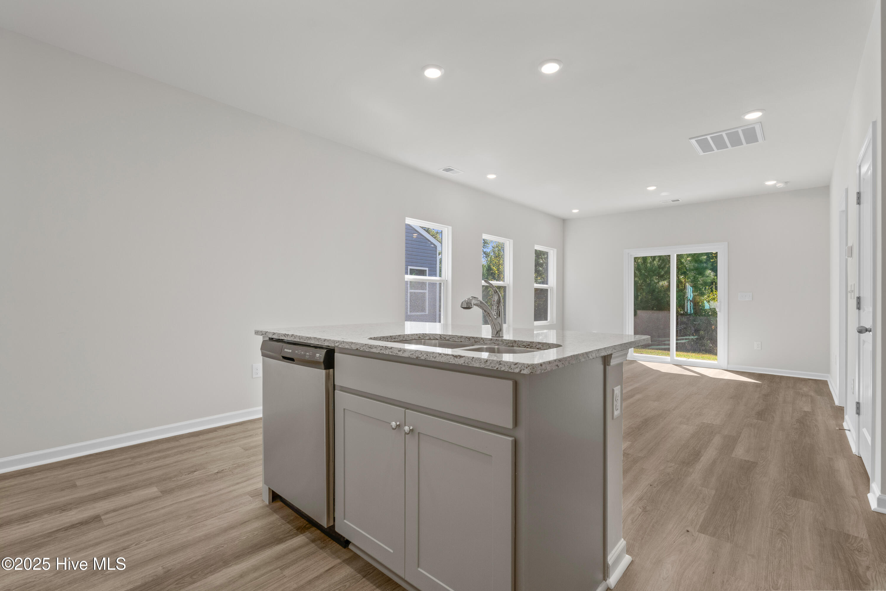 100536968 | Photo 18