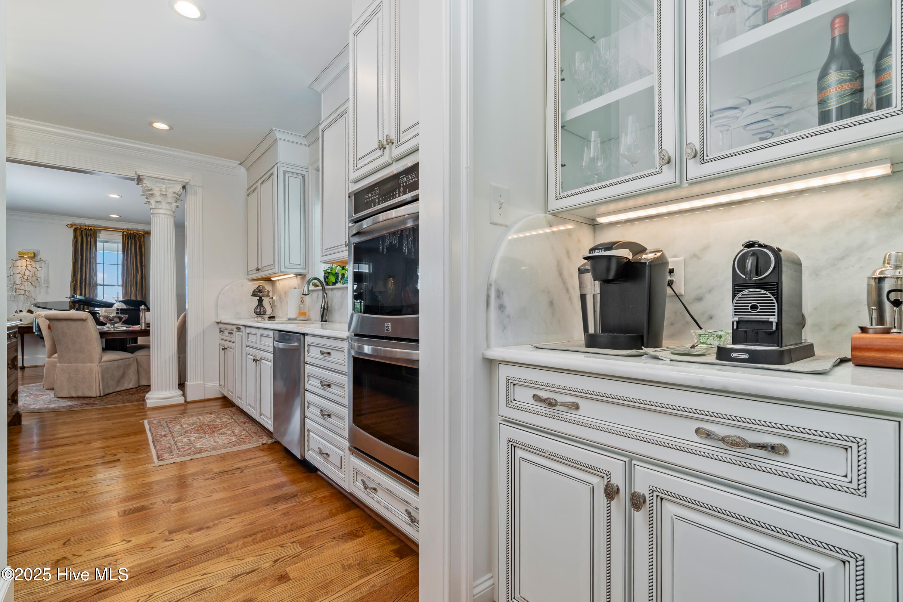 butler's pantry connects the kitchen and formal dining room