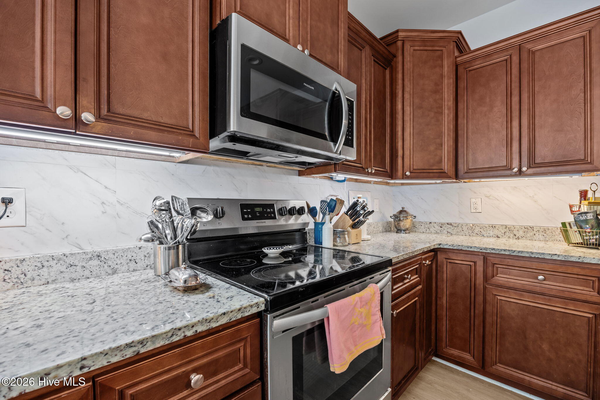 100567185 | Photo 14