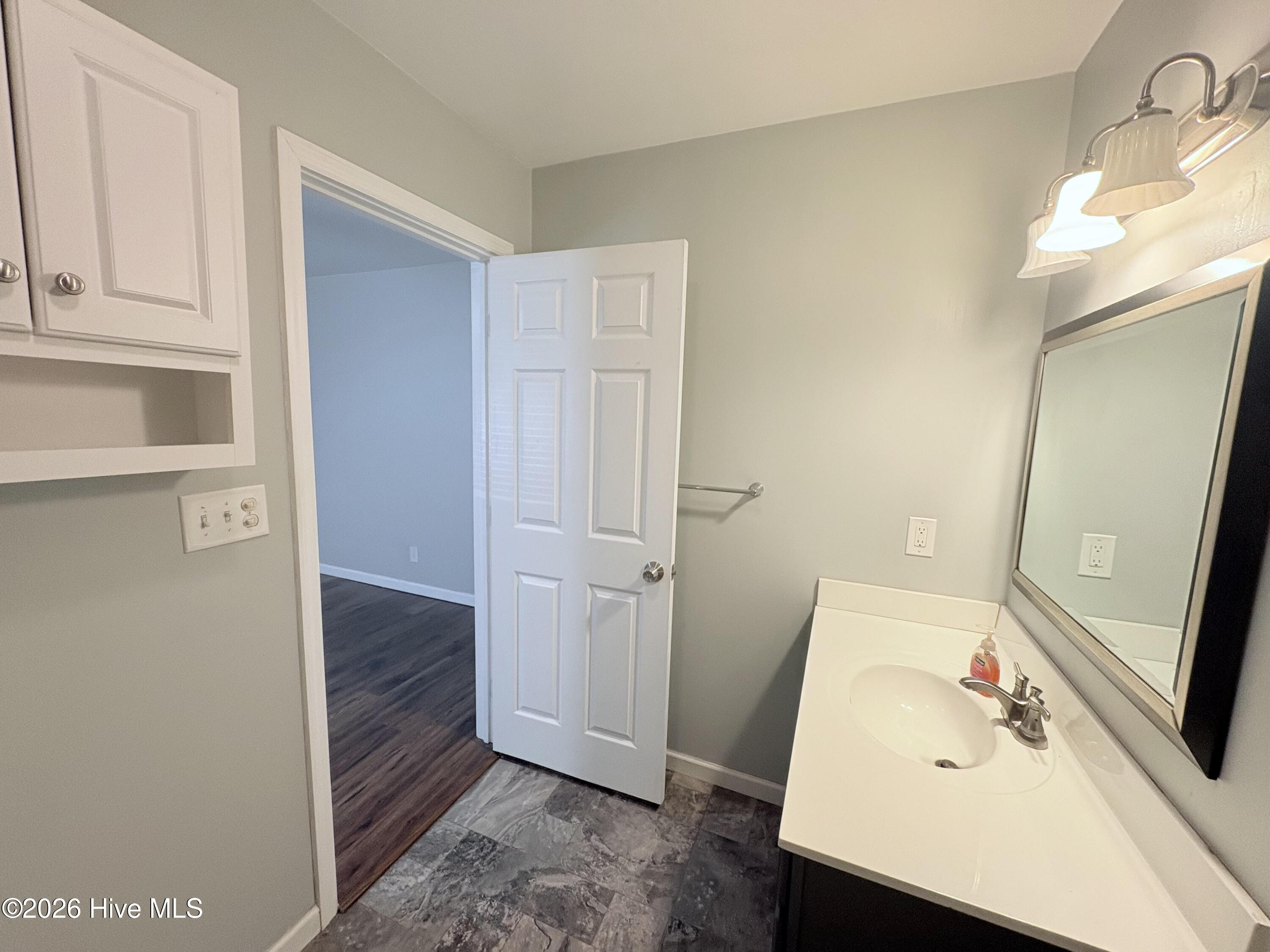 100566369 | Photo 37