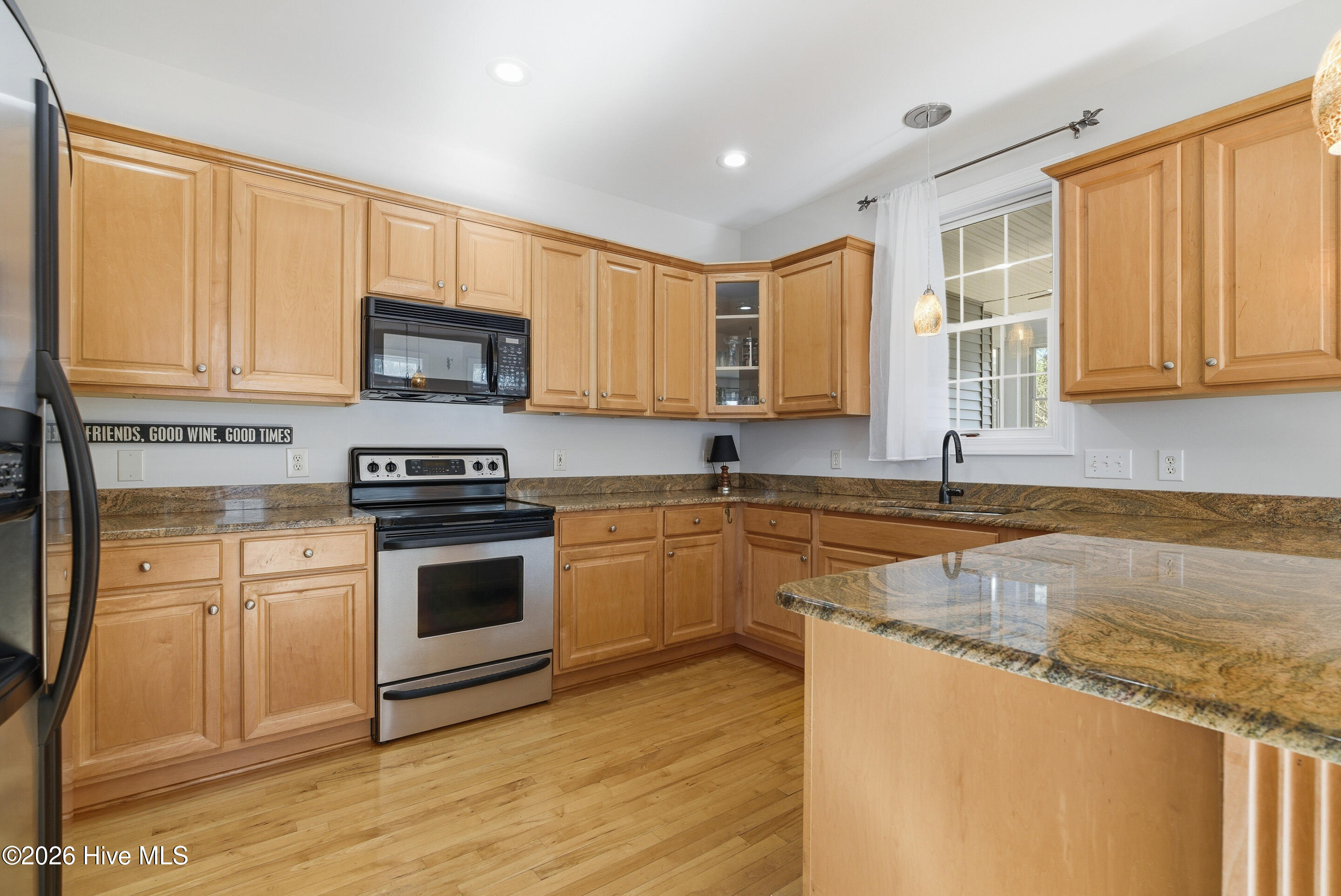 100561643 | Photo 19