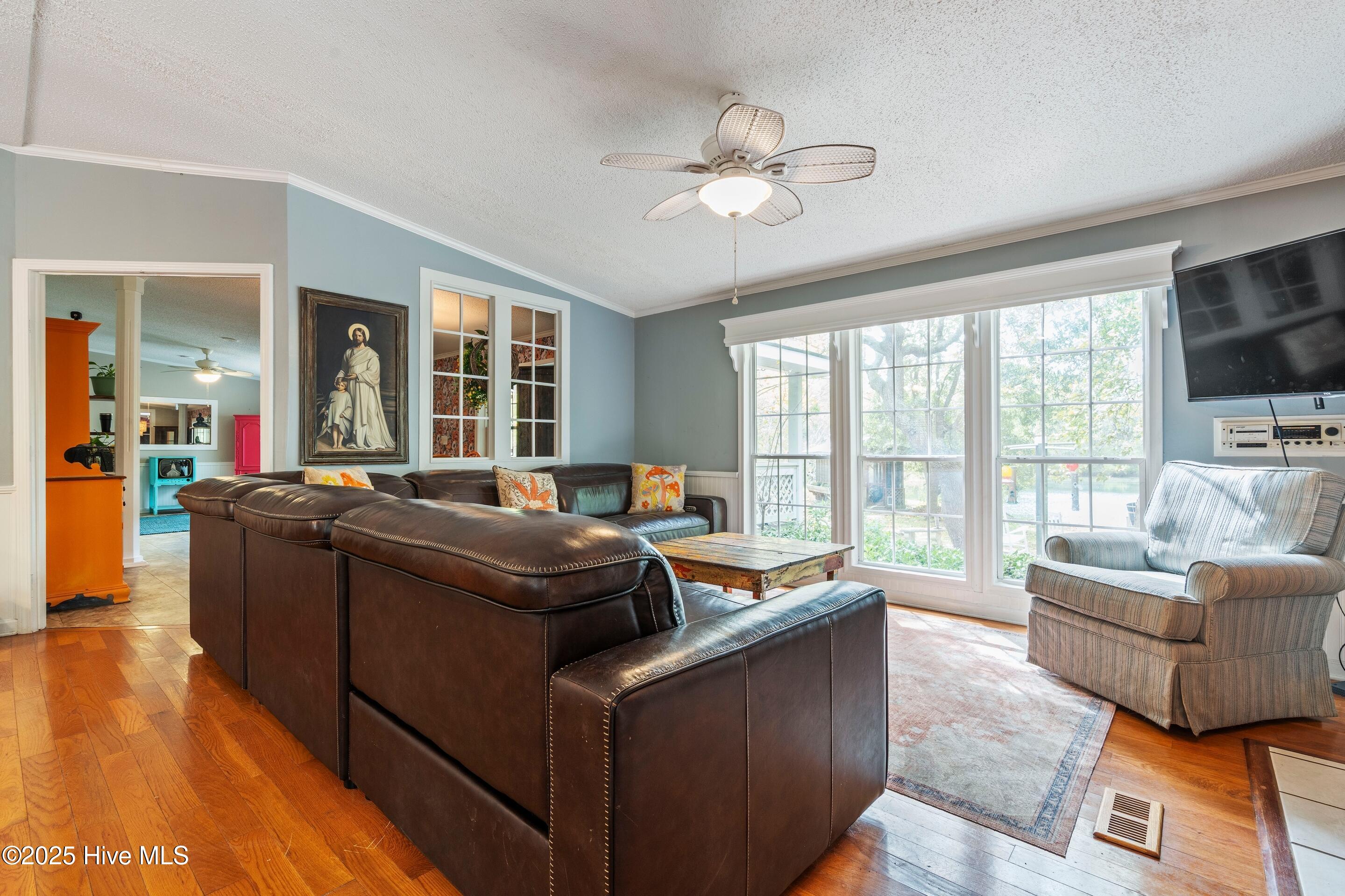 100535667 | Photo 23