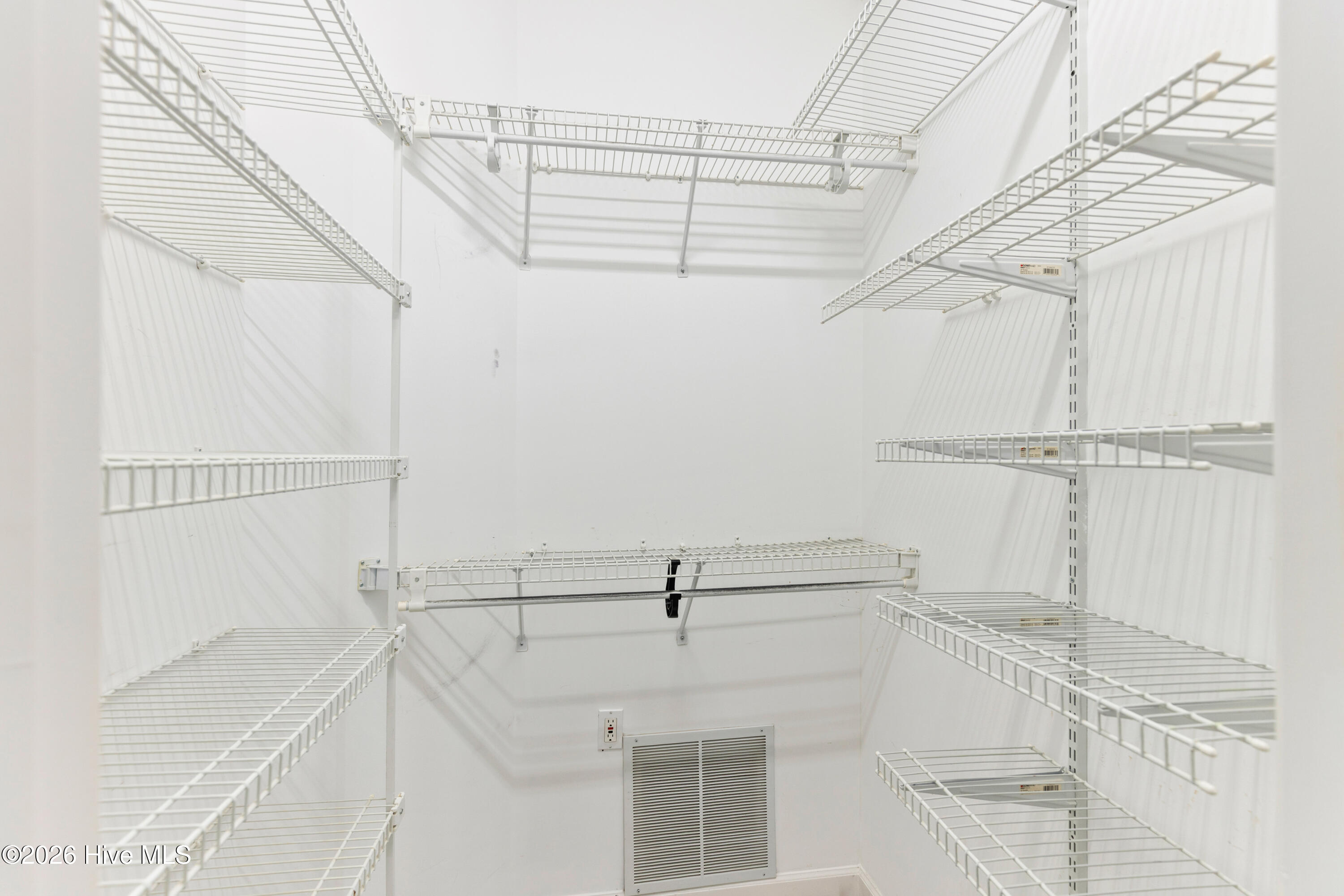 100560916 | Photo 41