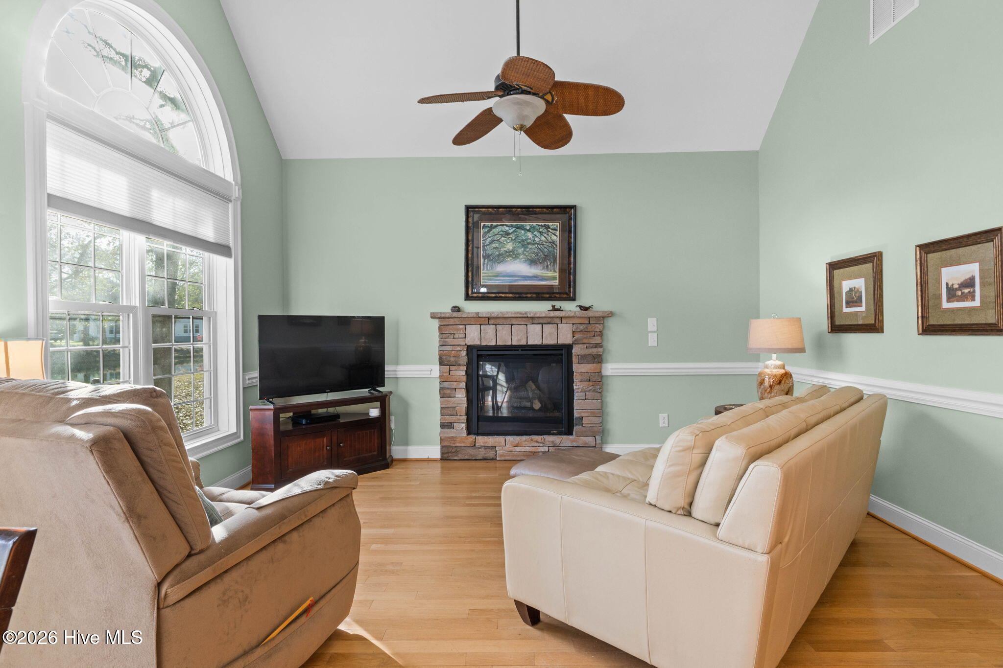 100560894 | Photo 15