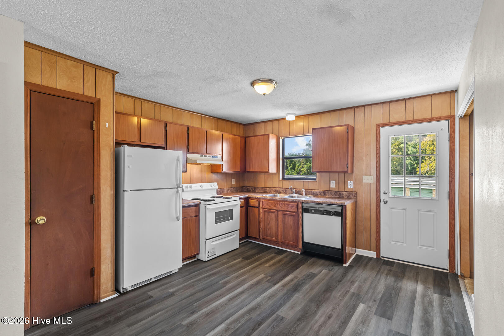 100550796 | Photo 30