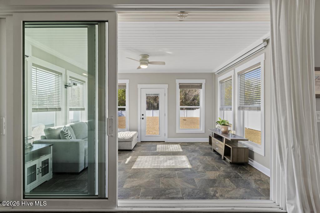 100558898 | Photo 24