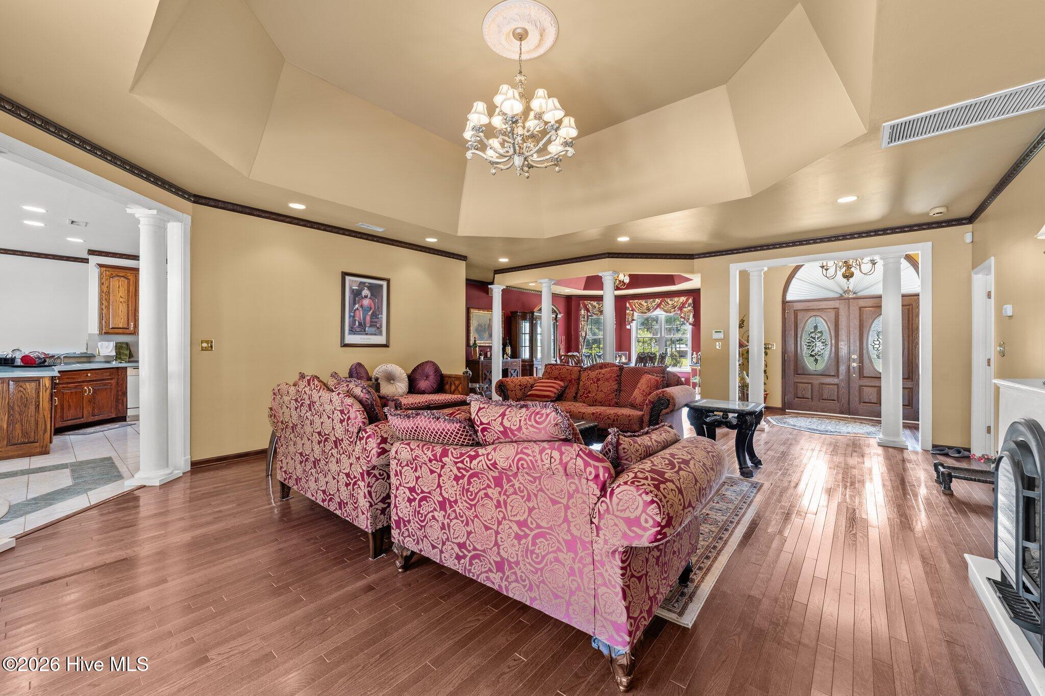 100586662 | Photo 15