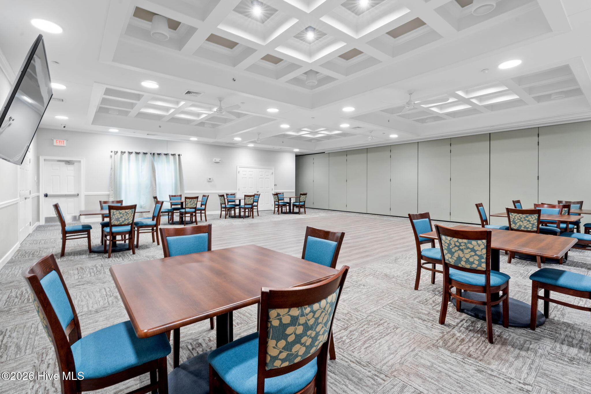 100558044 | Photo 74