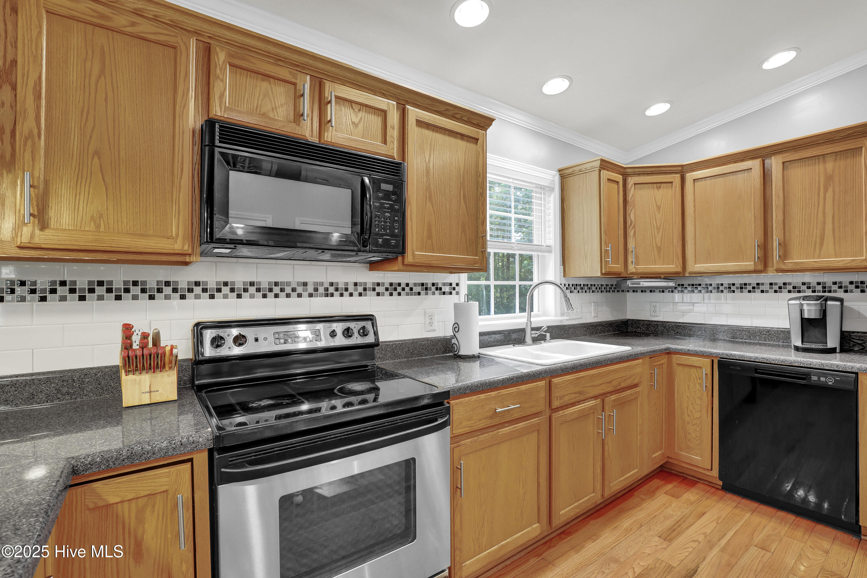 100525389 | Photo 10