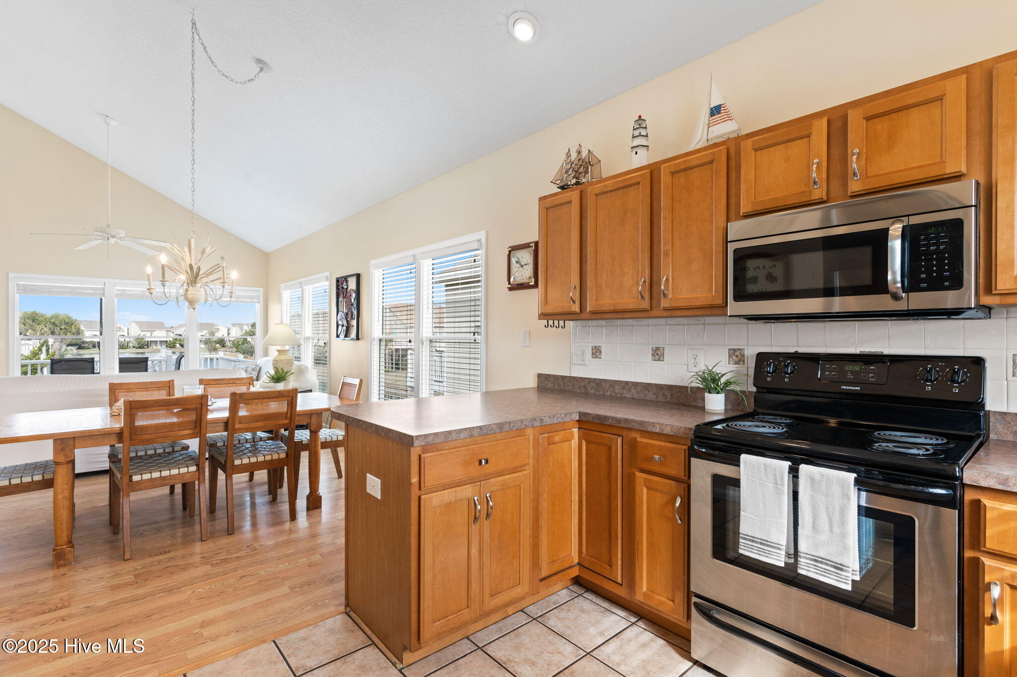 100532728 | Photo 21