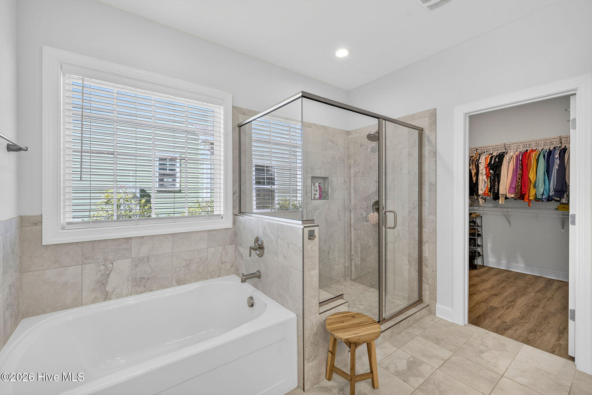 100554120 | Photo 33