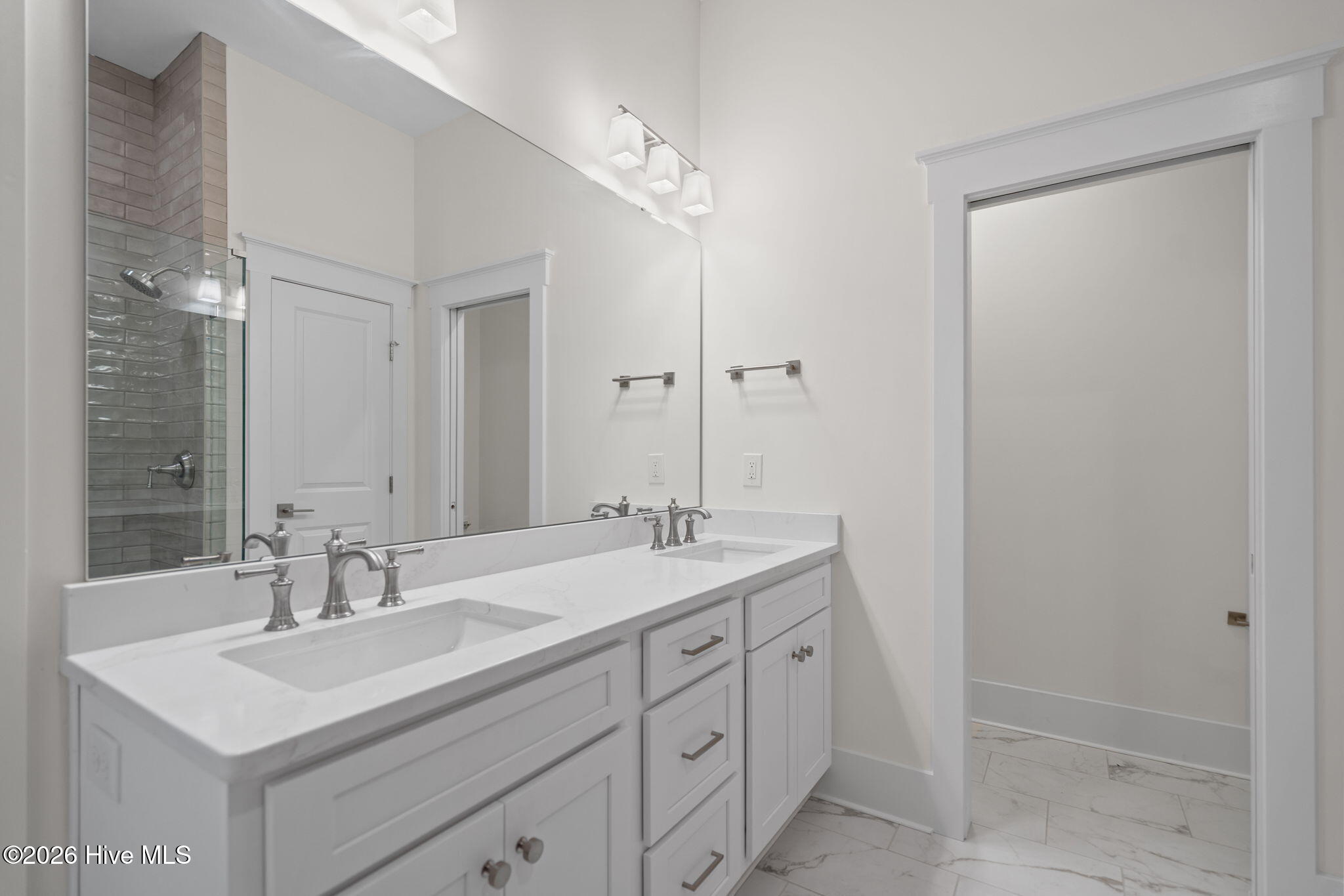 100564370 | Photo 38