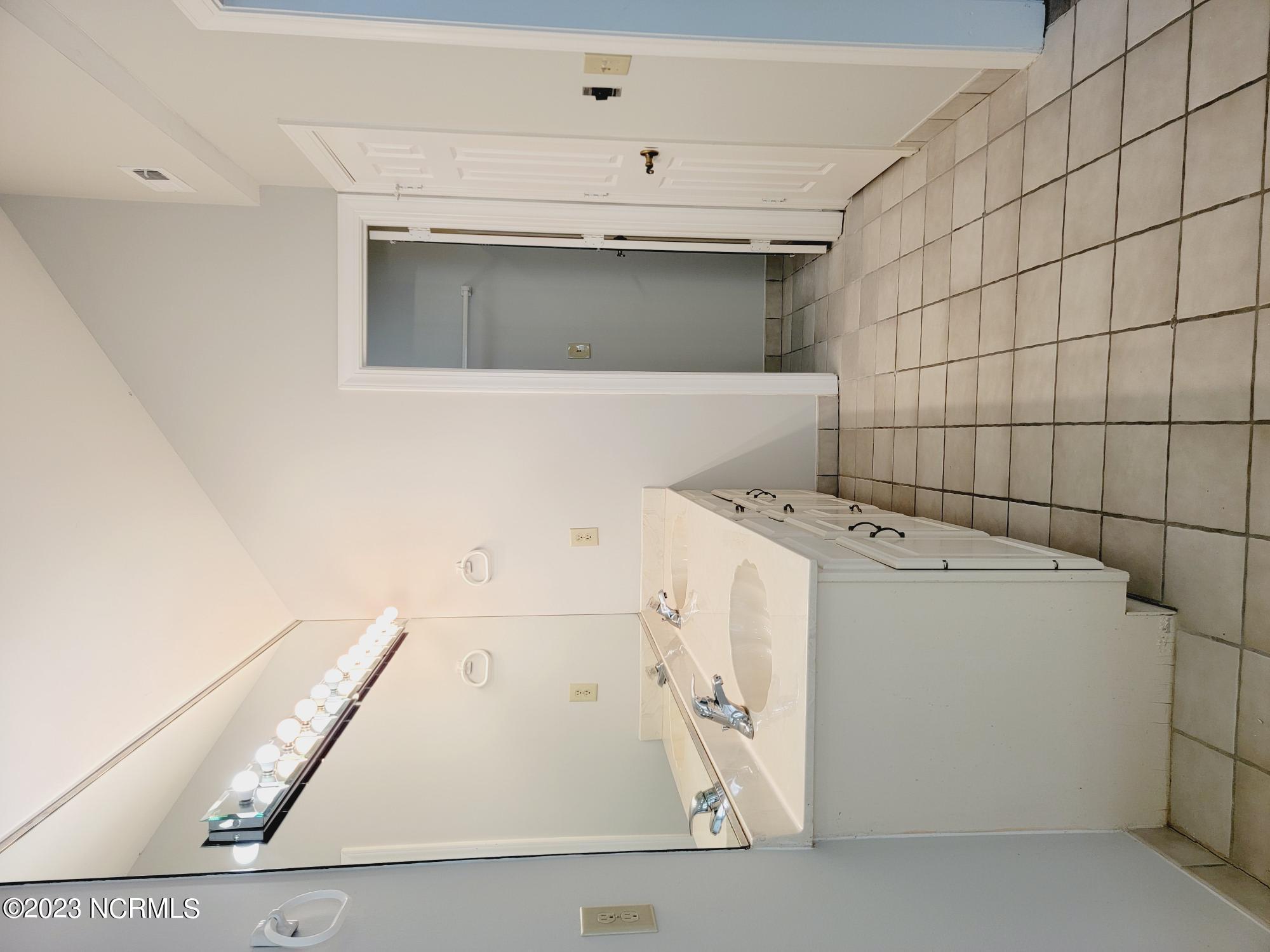 100548685 | Photo 19