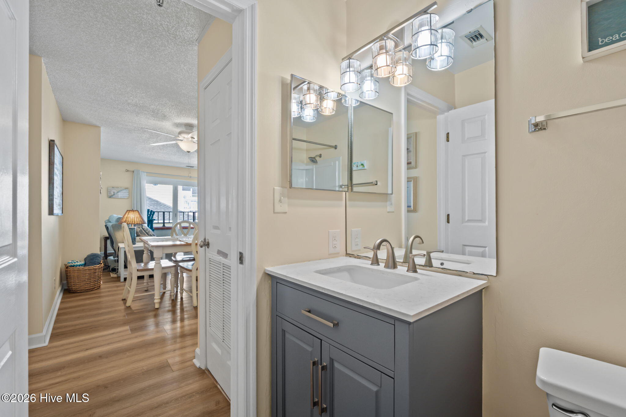 100562766 | Photo 25