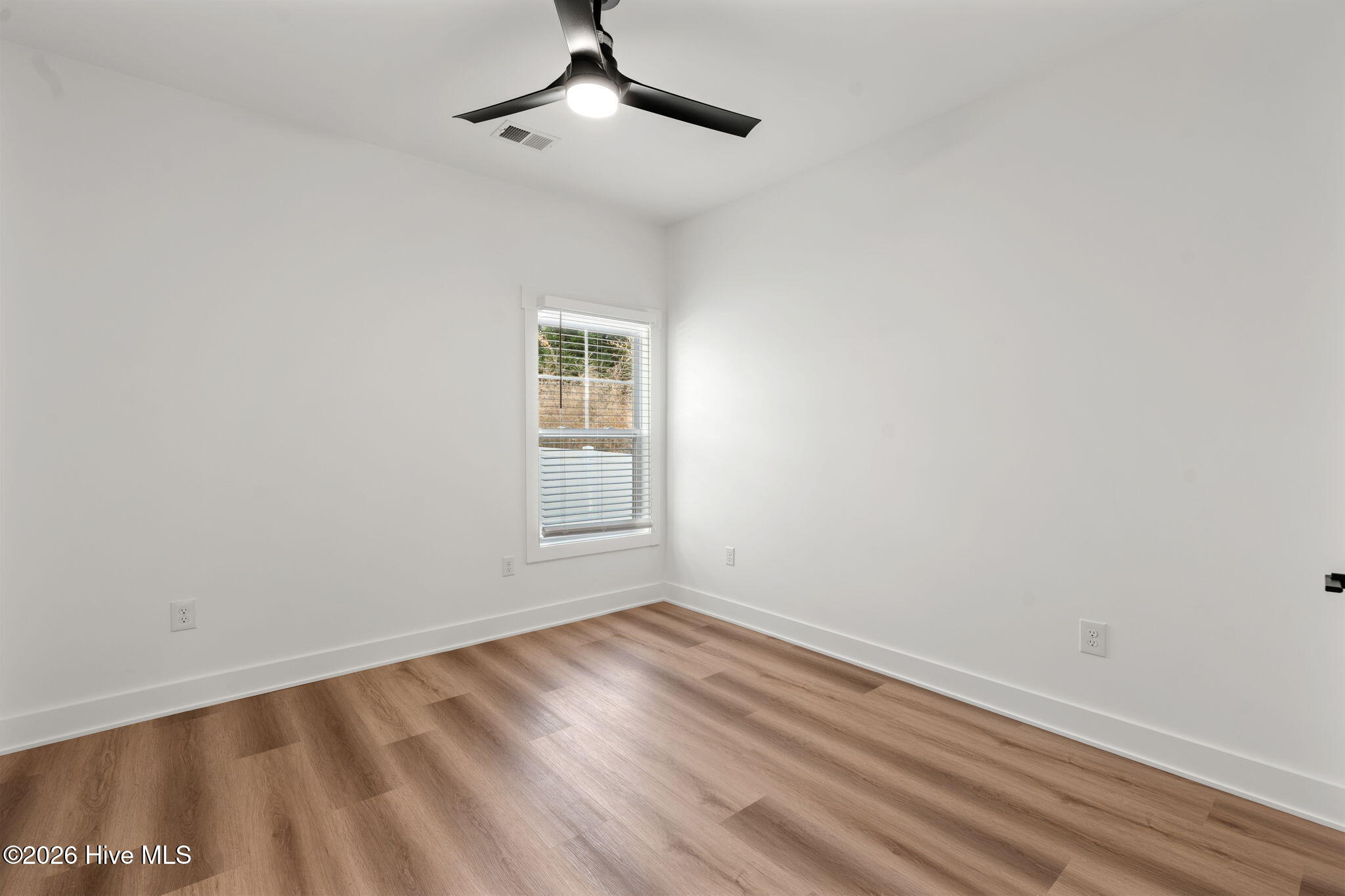 100562670 | Photo 24