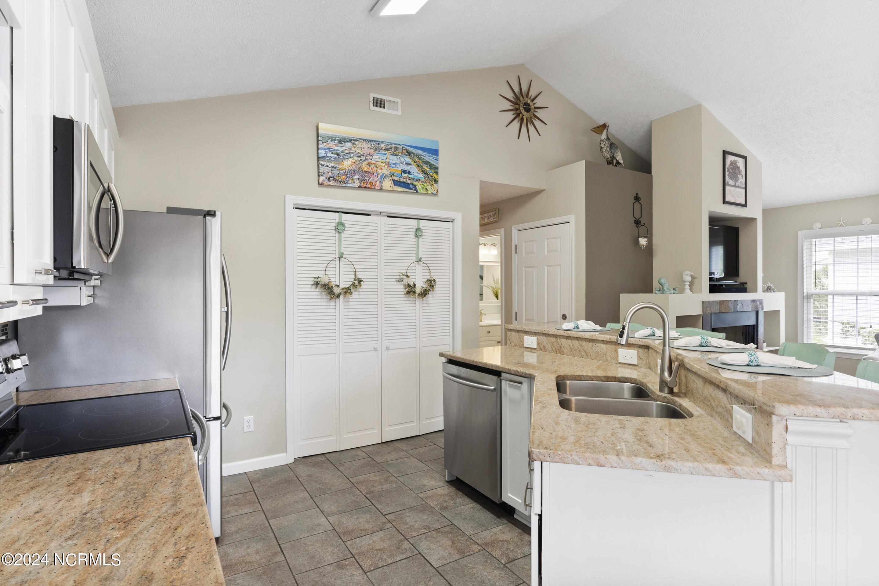 100562930 | Photo 10