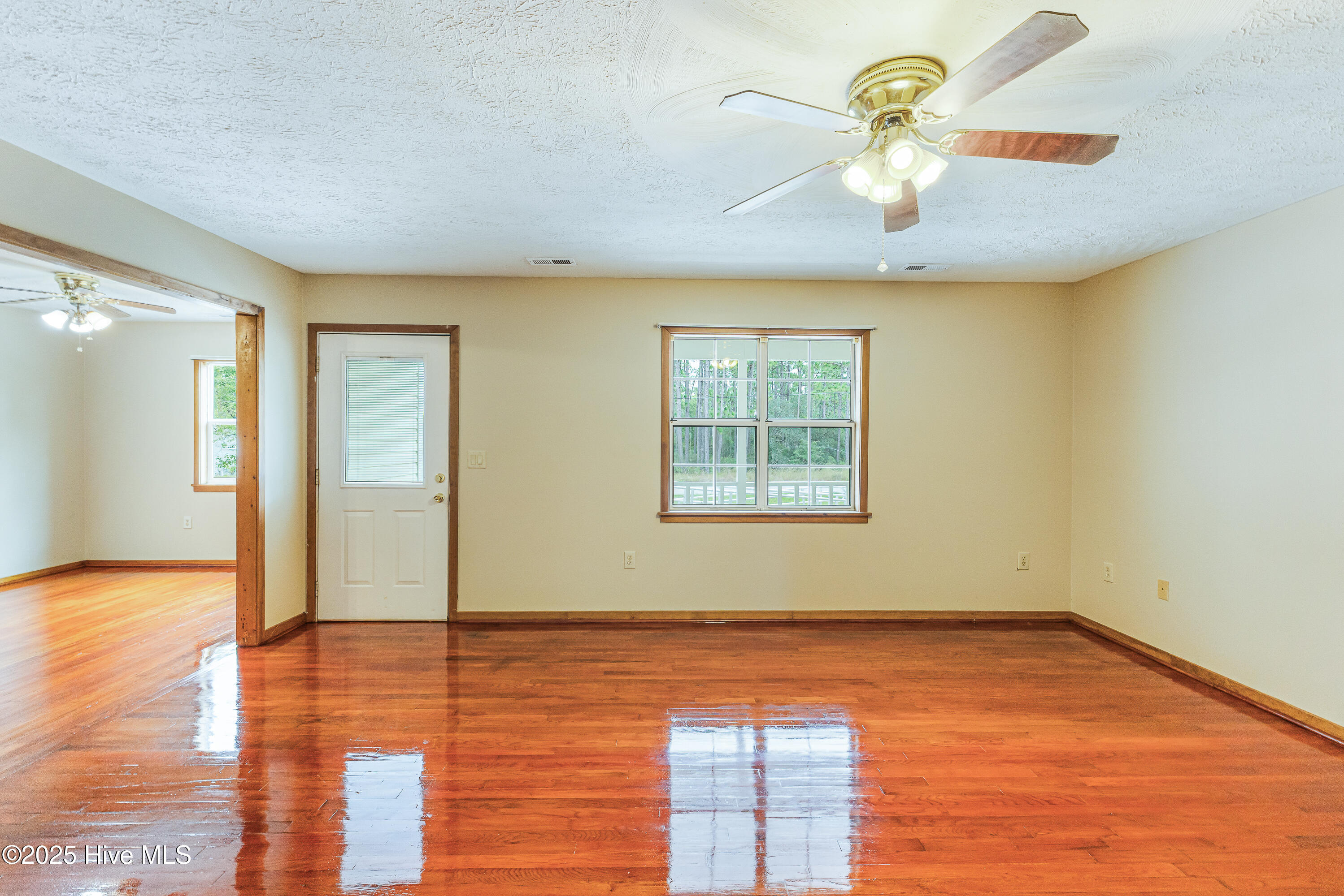 100528021 | Photo 10