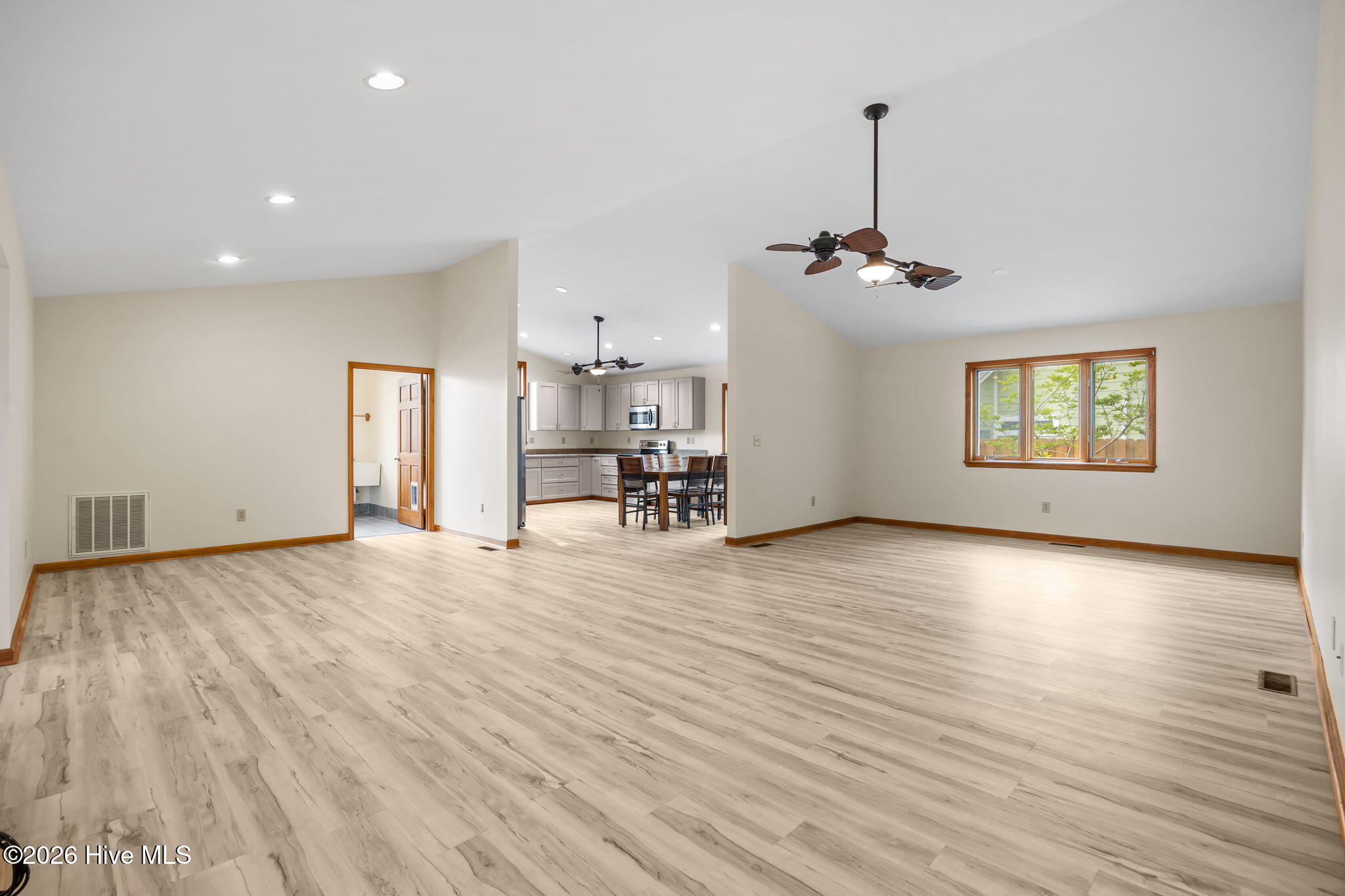 100565896 | Photo 10