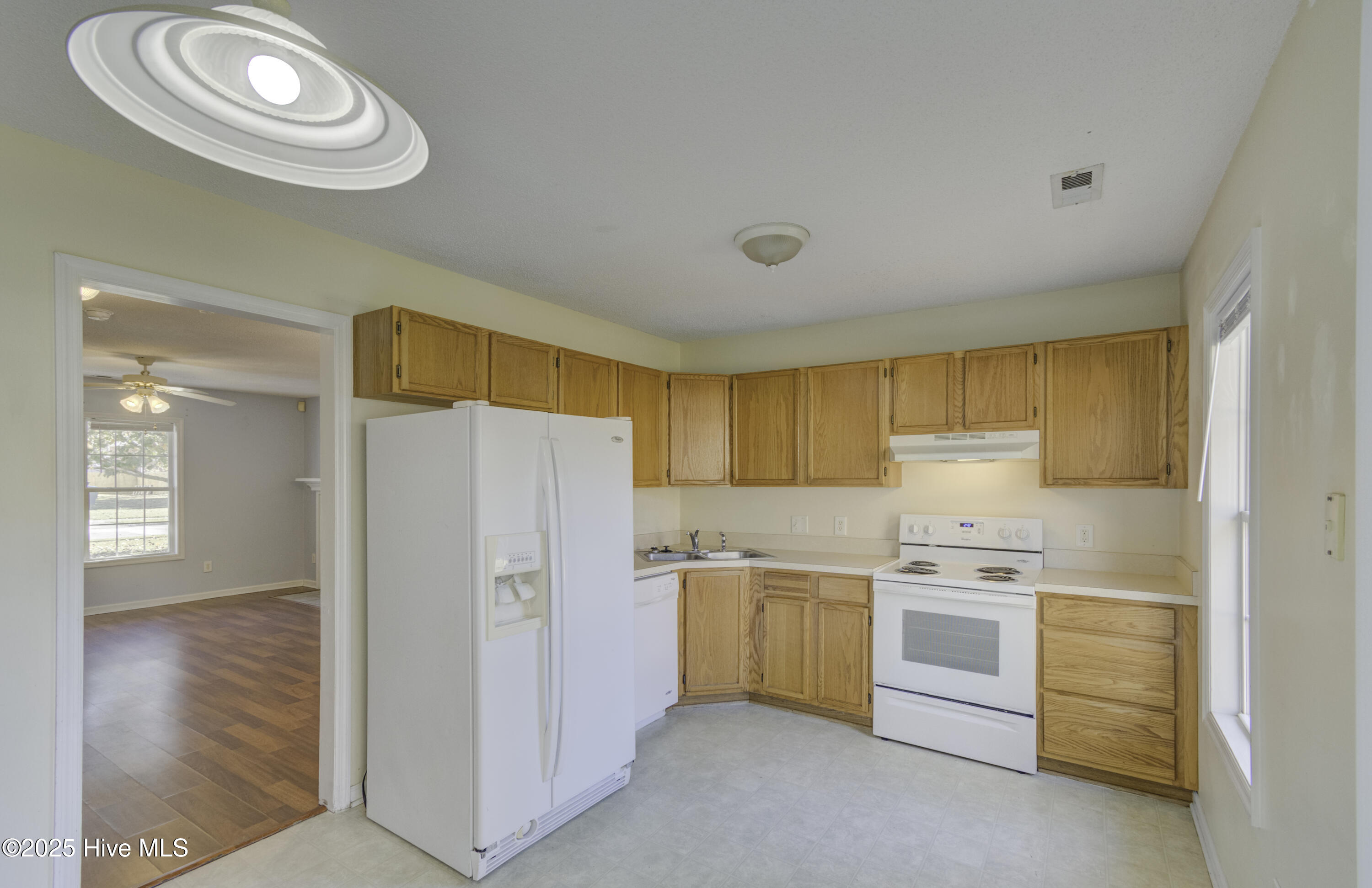 100536180 | Photo 12