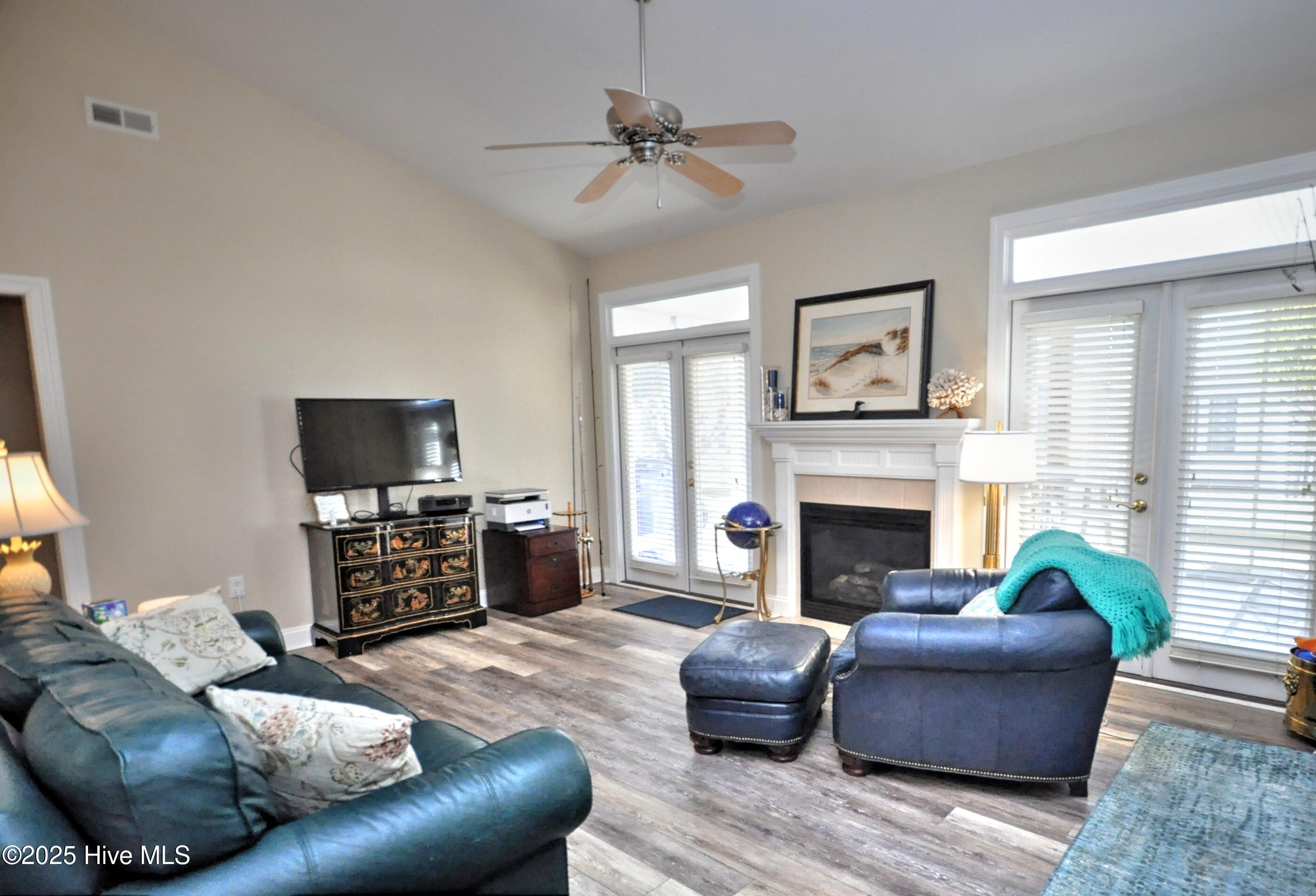 100547082 | Photo 13