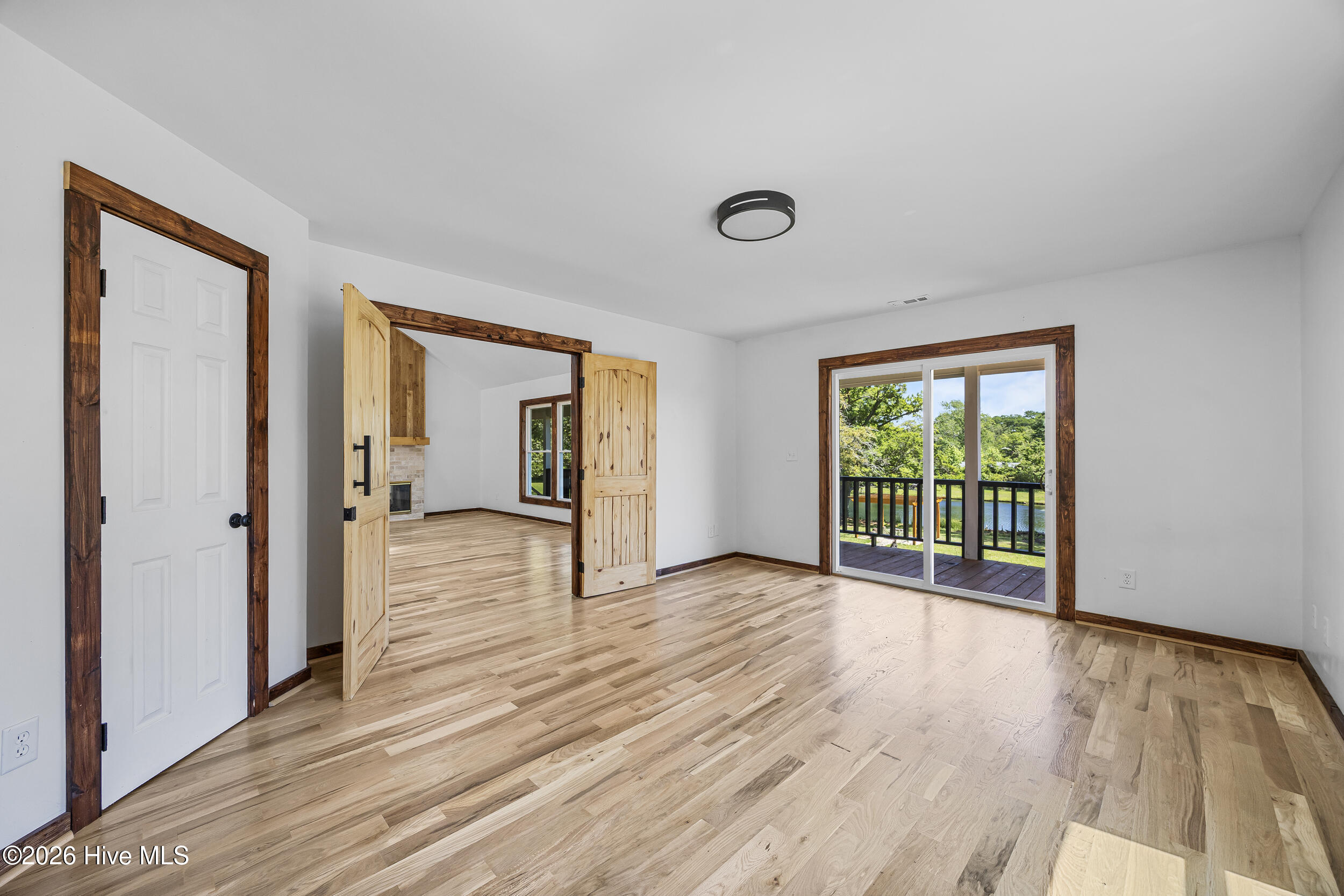 100568945 | Photo 34