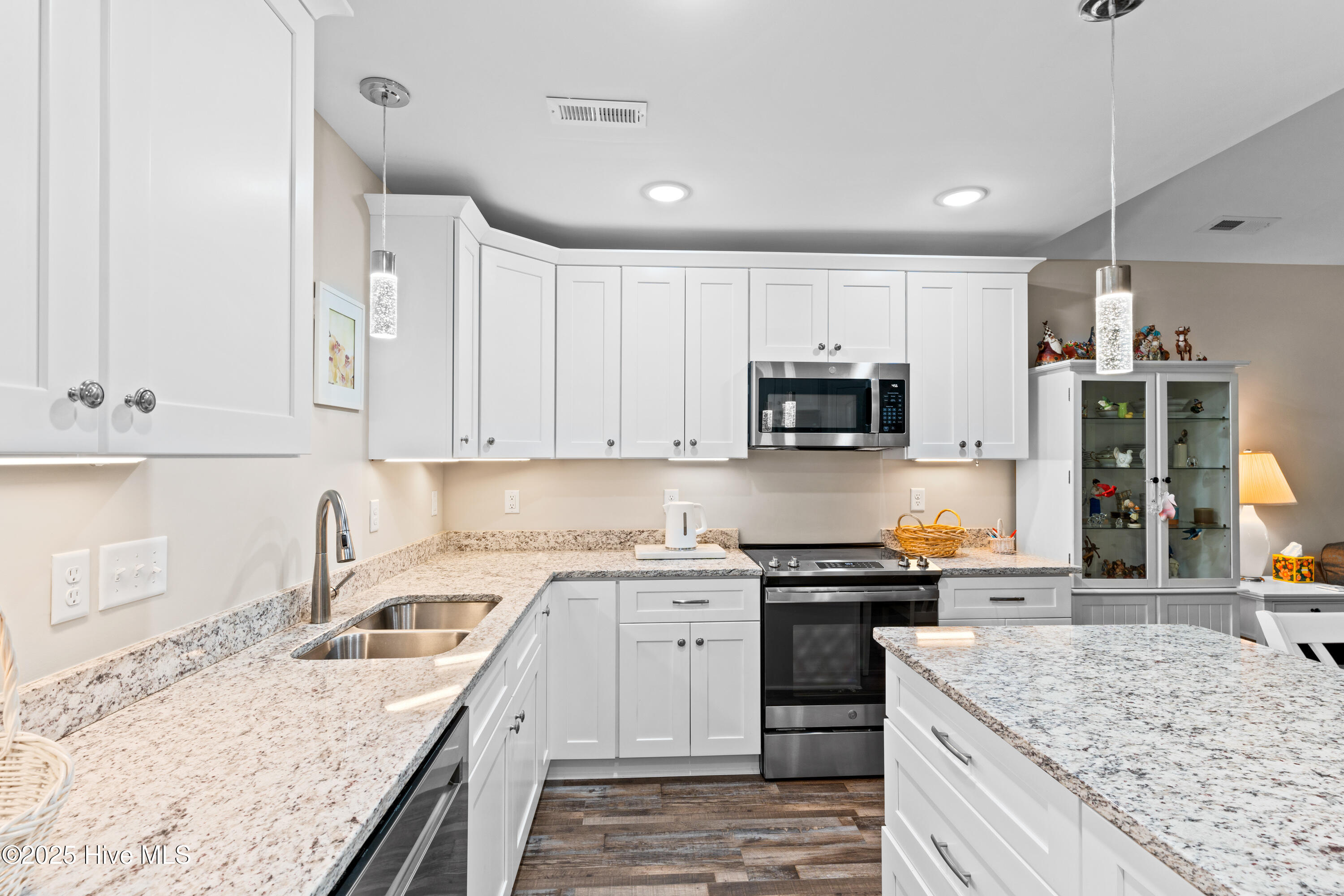 100527918 | Photo 15