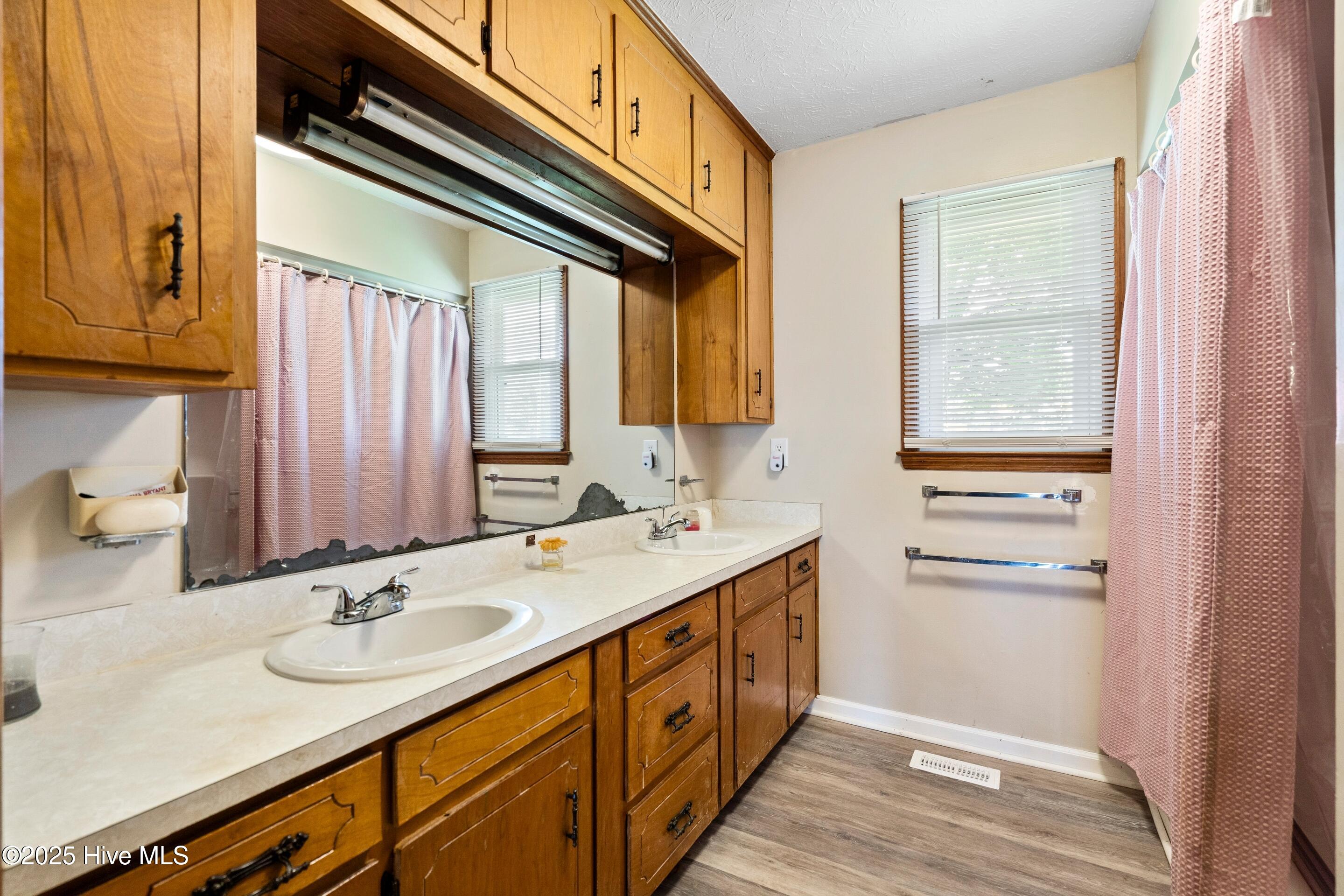 100528084 | Photo 38